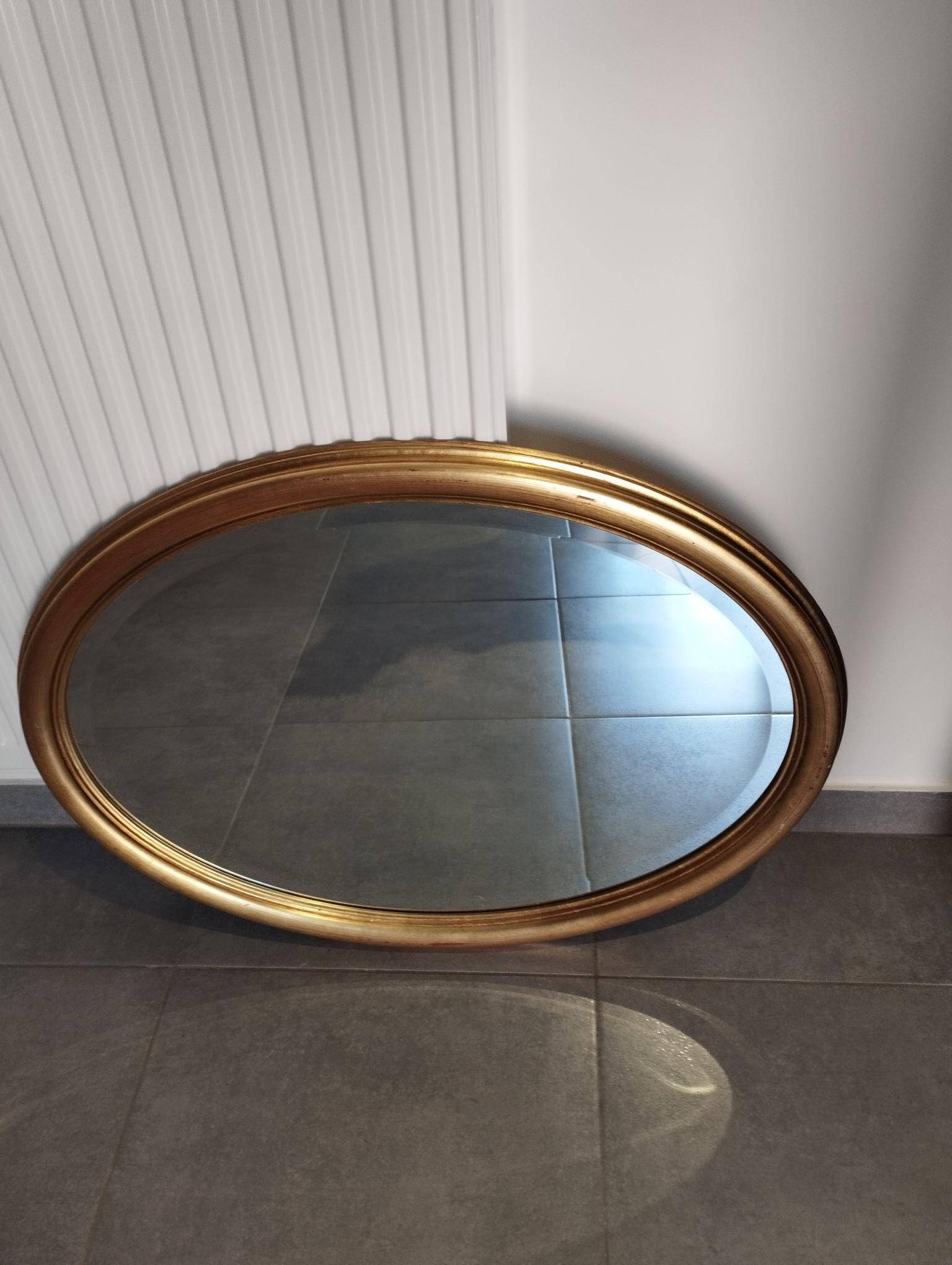 Grand et élégant miroir doré ovale avec sa glace biseauté