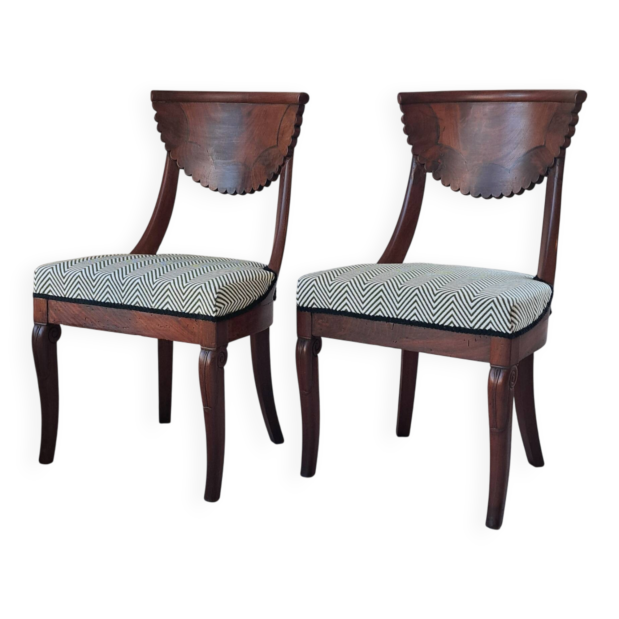Pair of mahogany gondola chairs – Empire style – 20th century, restored