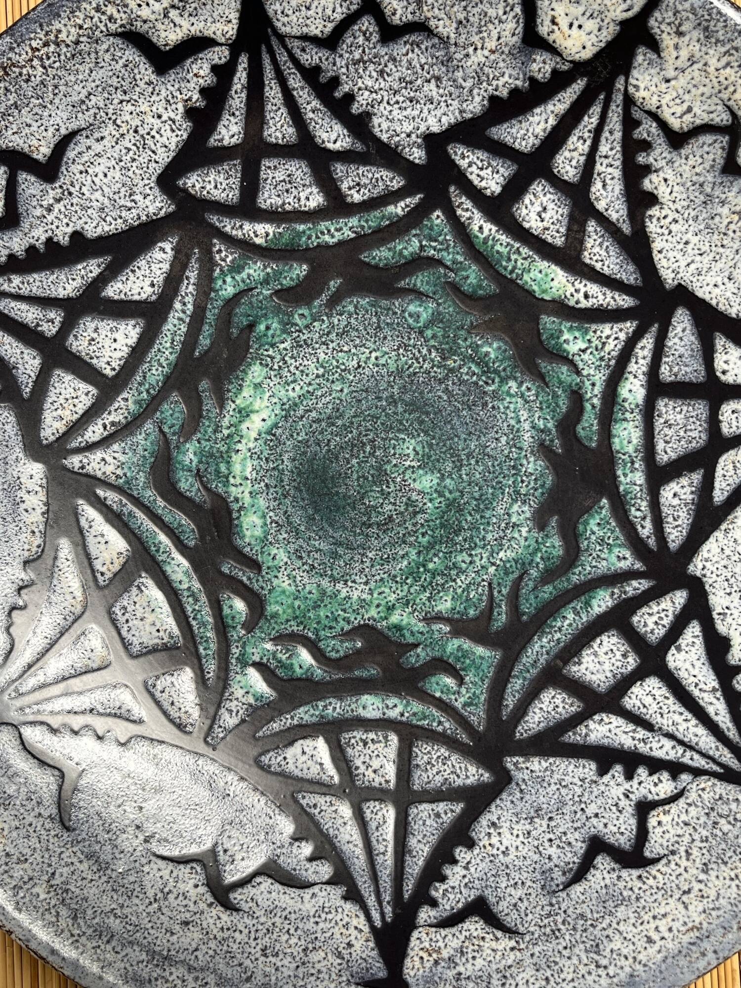 Large round dish St Clément boat motifs