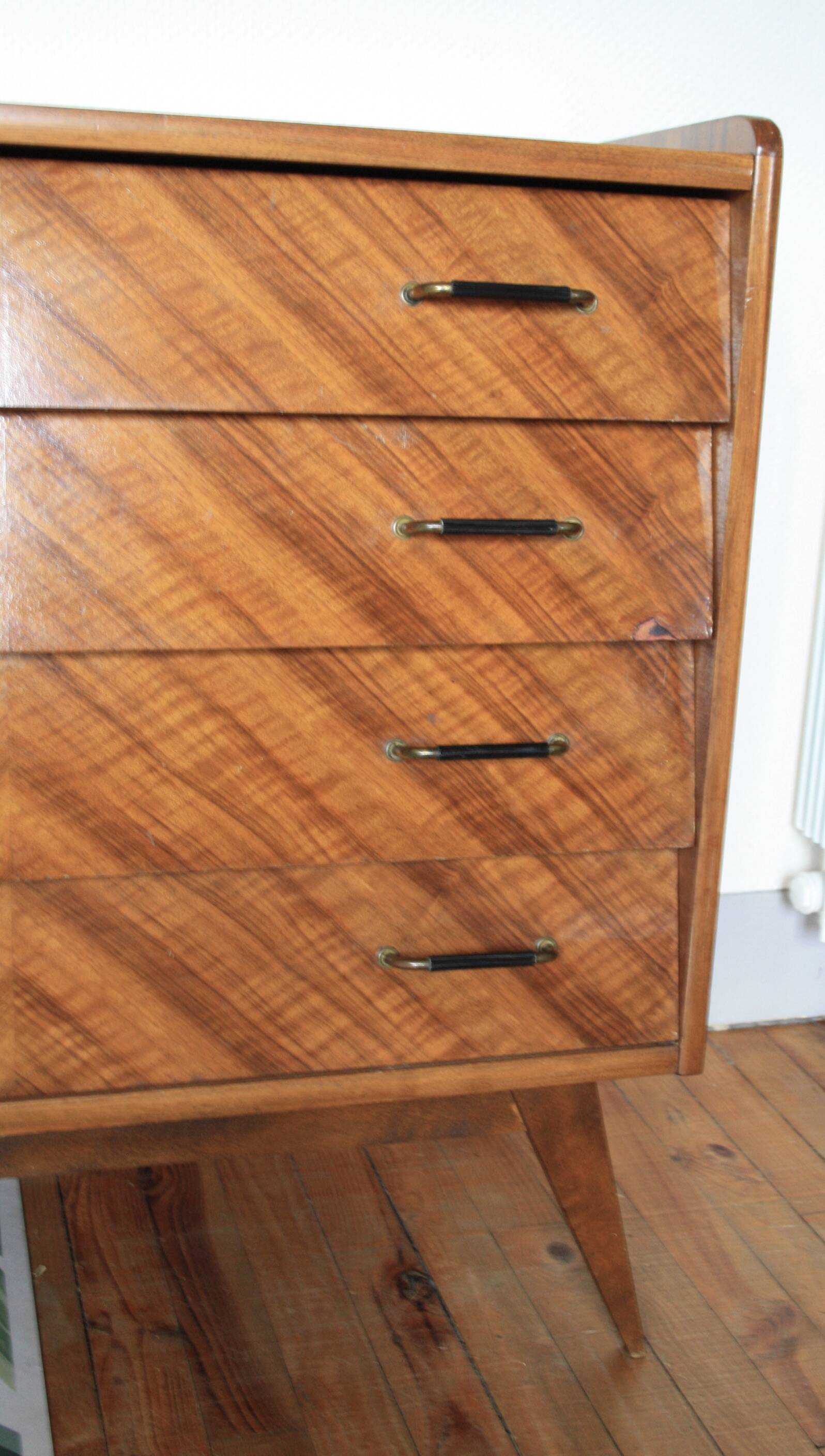 Commode en bois pieds compas