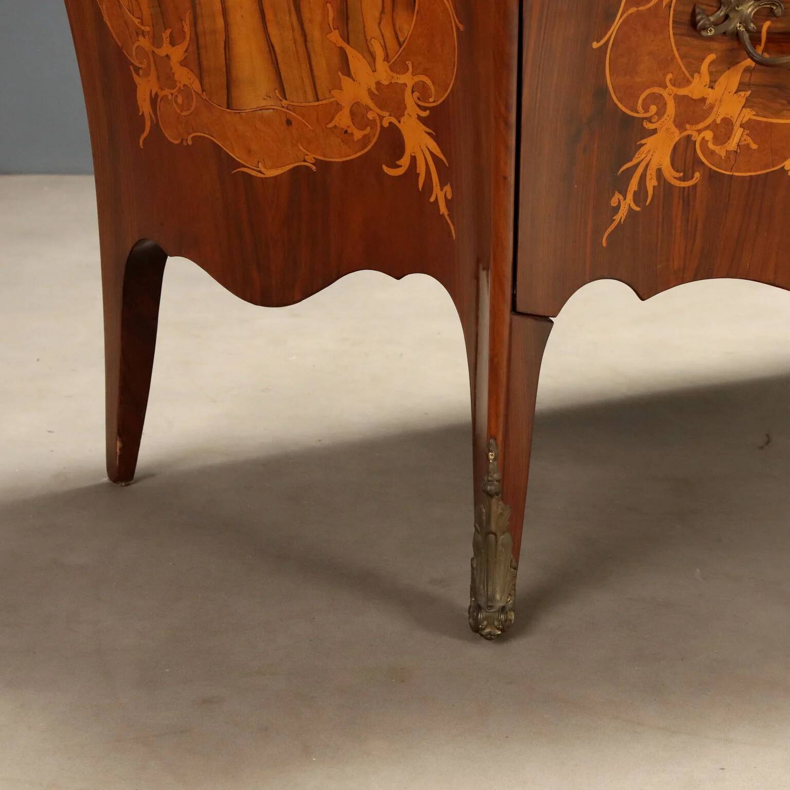 Commode ancienne baroque en noyer et marbre, Italie, XXe siècle