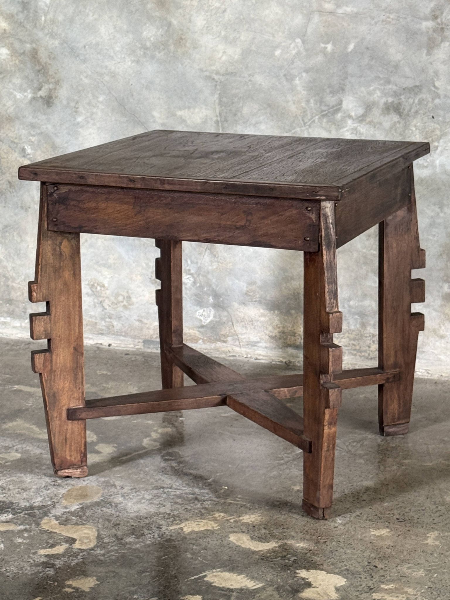 Coffee table, petite table basse indonésienne ancienne moderniste en teck
