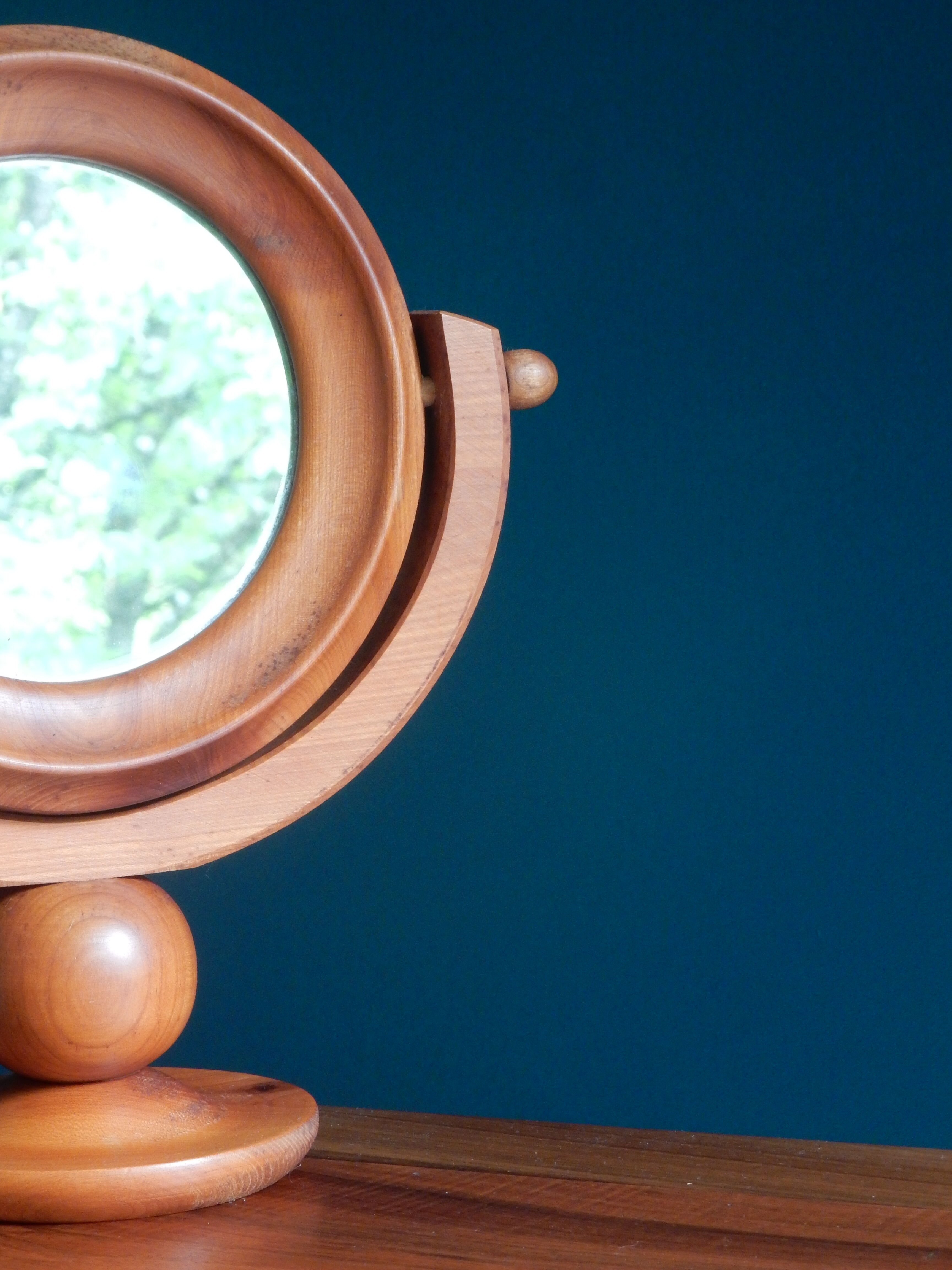 Round mirror psyche of wooden table