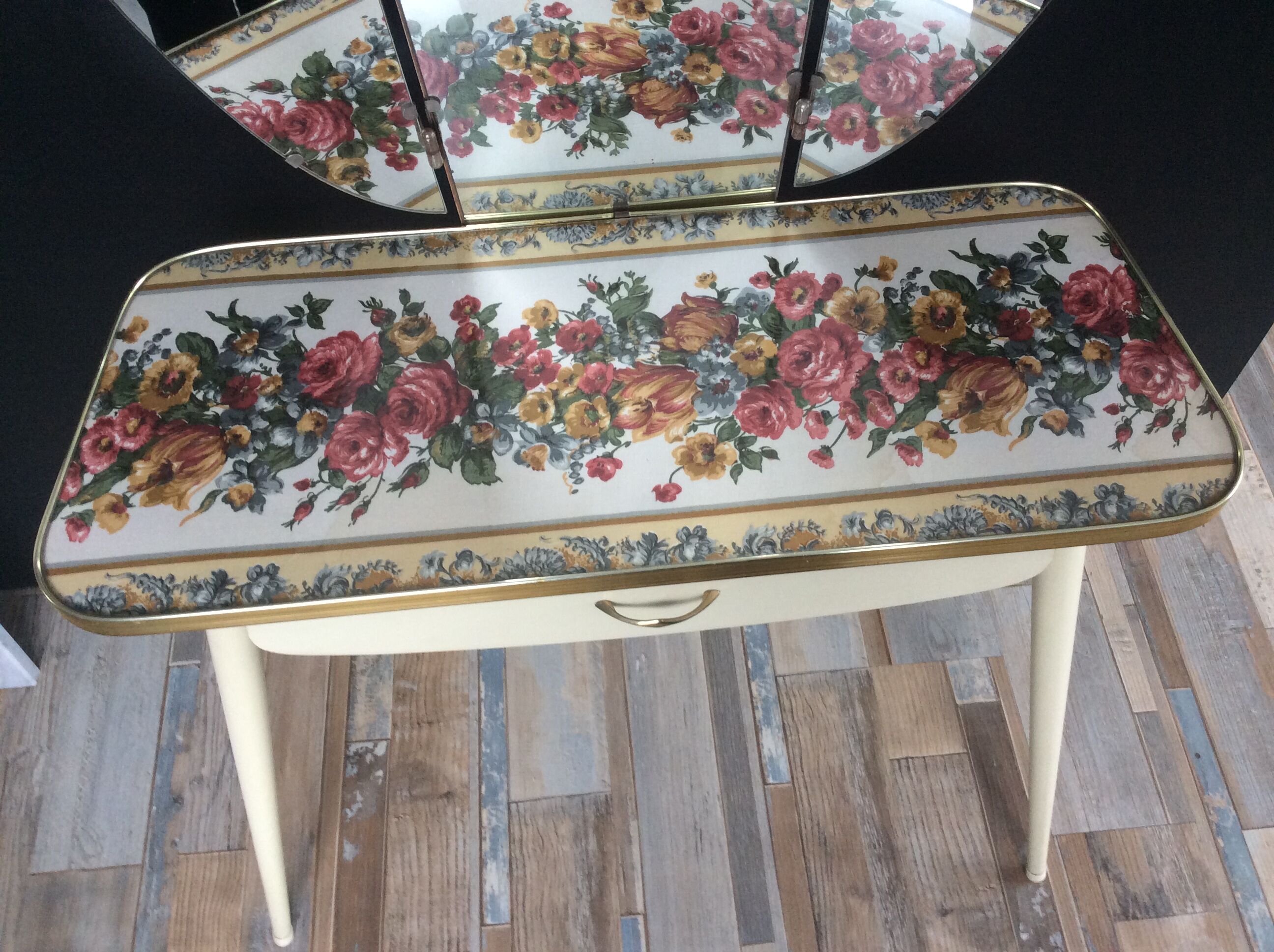 Hairdresser of the 50s and 60s with triptych mirror