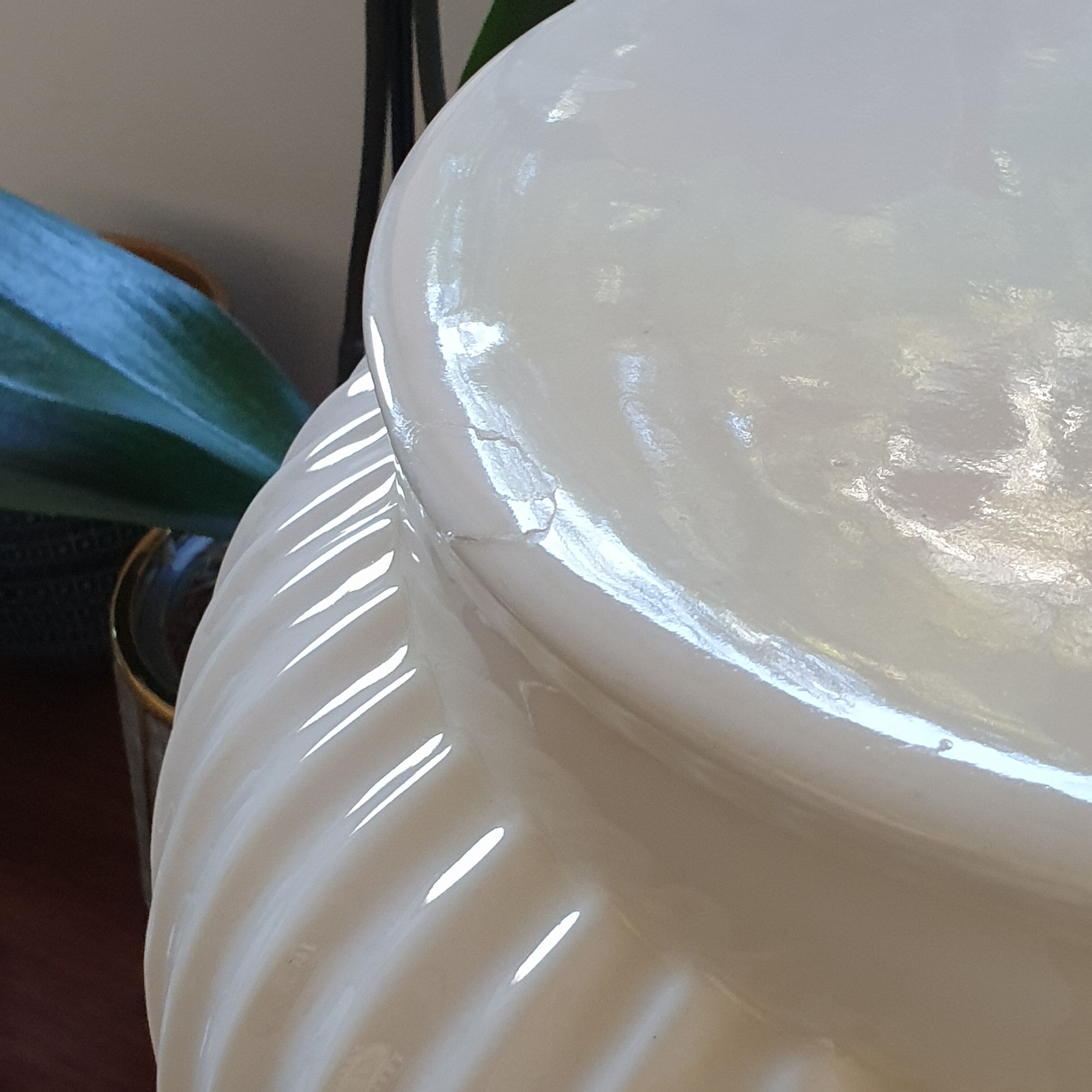 Creamy white table lamp