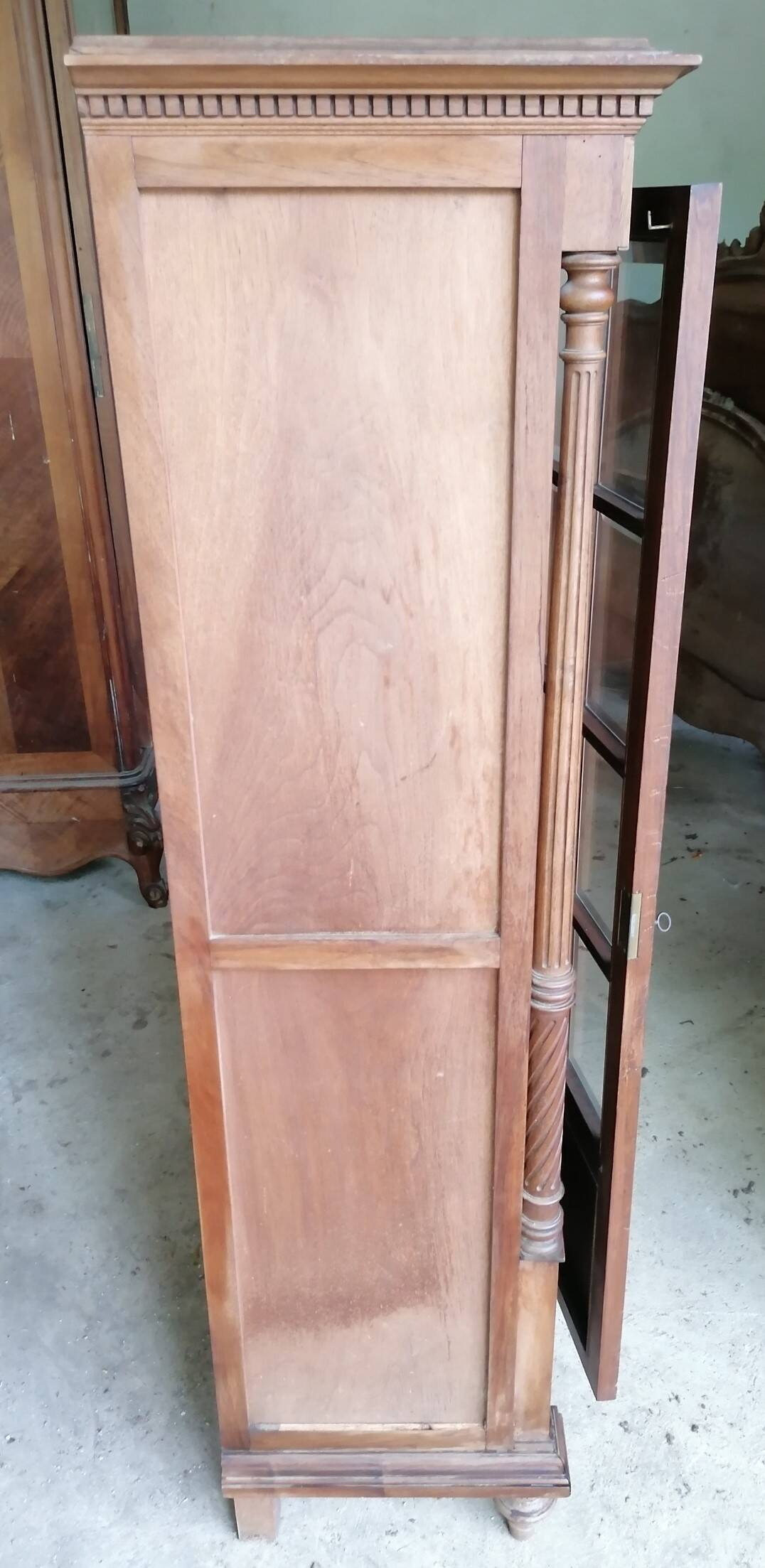Vitrine à étagères style Henri 2.