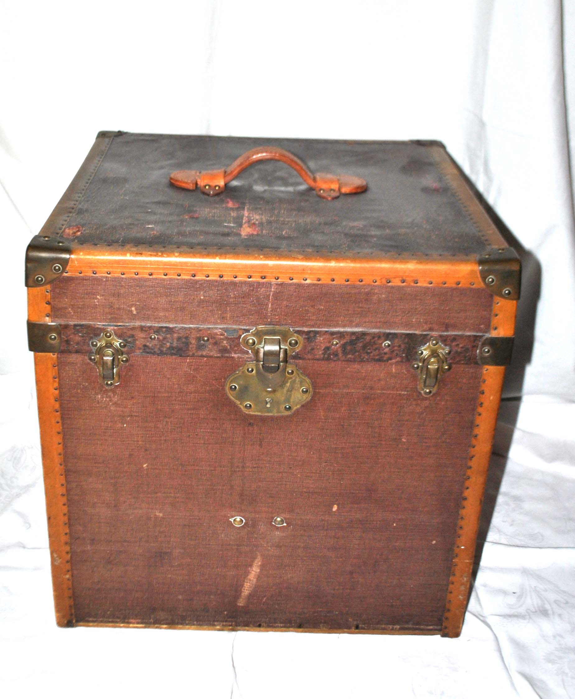 Old square trunk in wood, brass and leather - Travel chest 1920 45cm