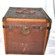 Malle carrée ancienne en bois, laiton et cuir - Coffre de voyage 1920 45cm