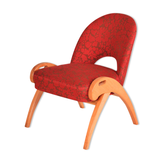 Fauteuil rouge du milieu du siècle fabriqué dans les années 1950 en Tchéquie. Hêtre. État d’origine.