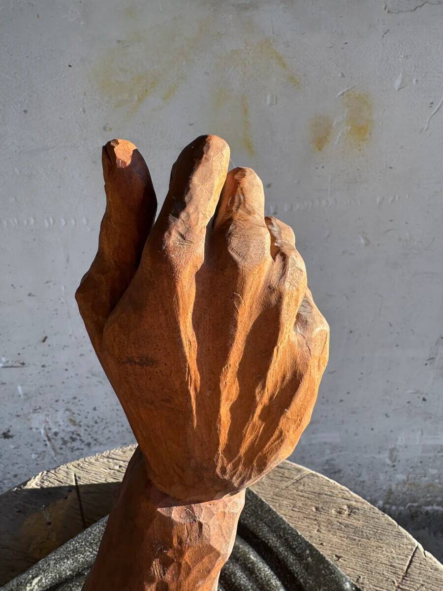 Walter De Buck "Het Hand" — Red-brown Wood Hand Sculpture on Dark Grey Concrete Base (1980)