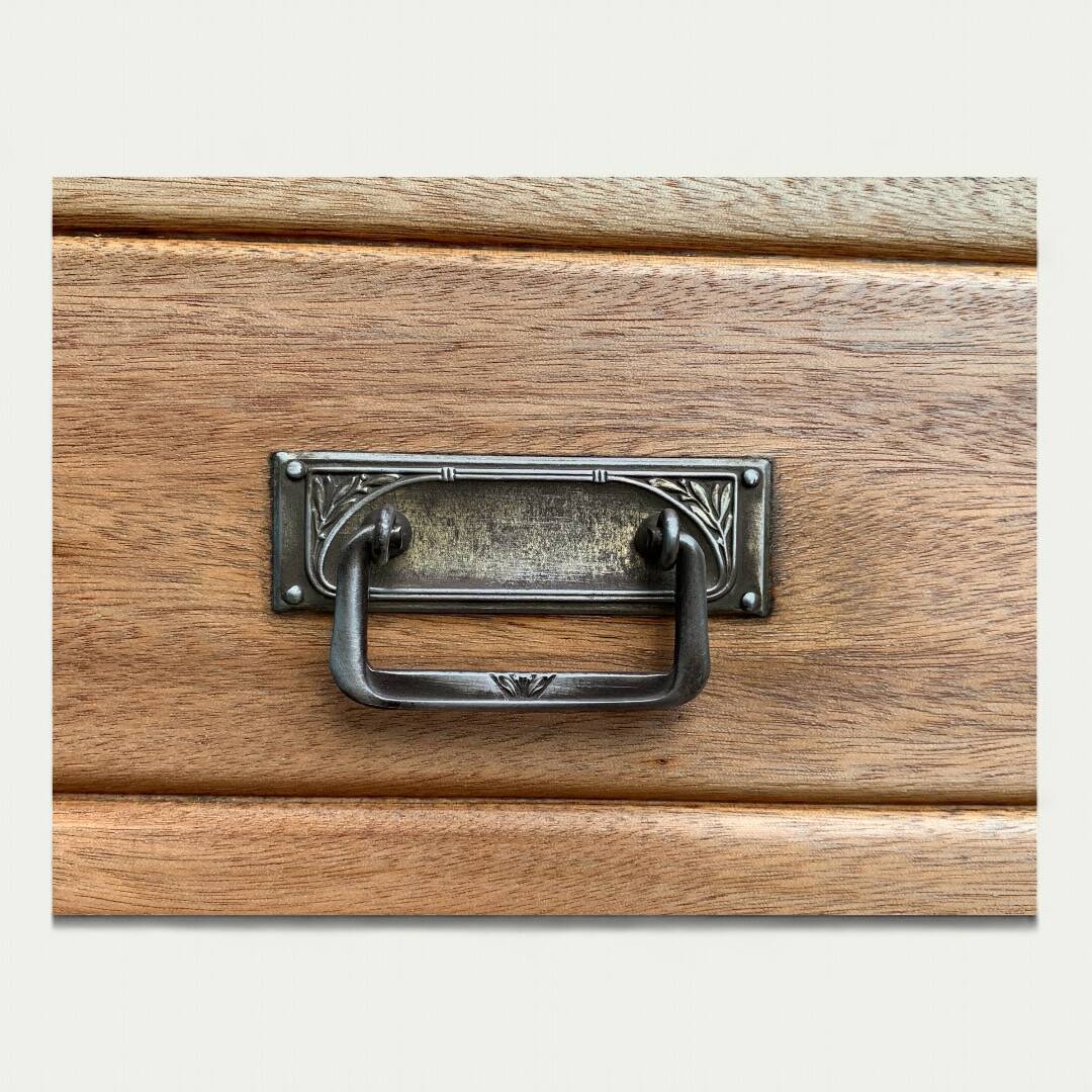 Armoire parisienne d’hôtel vitrée bois brut 1930