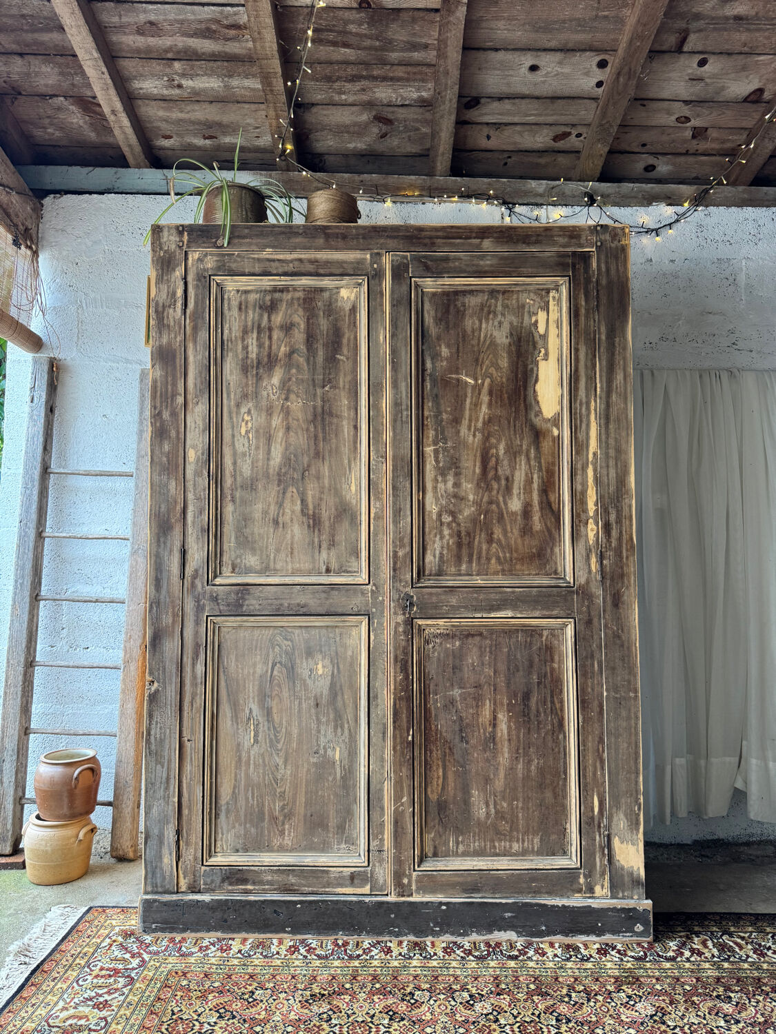 L’armoire ancienne patinée