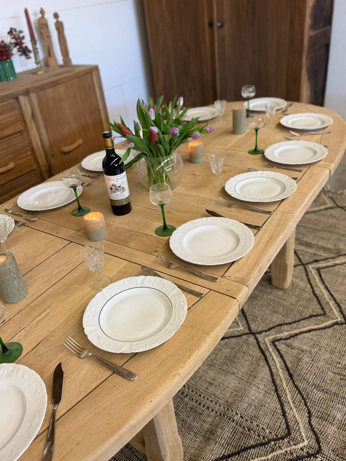 Extendable farmhouse table in solid oak