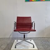 Fauteuil EA 108 de Charles & Ray Eames édition Vitra