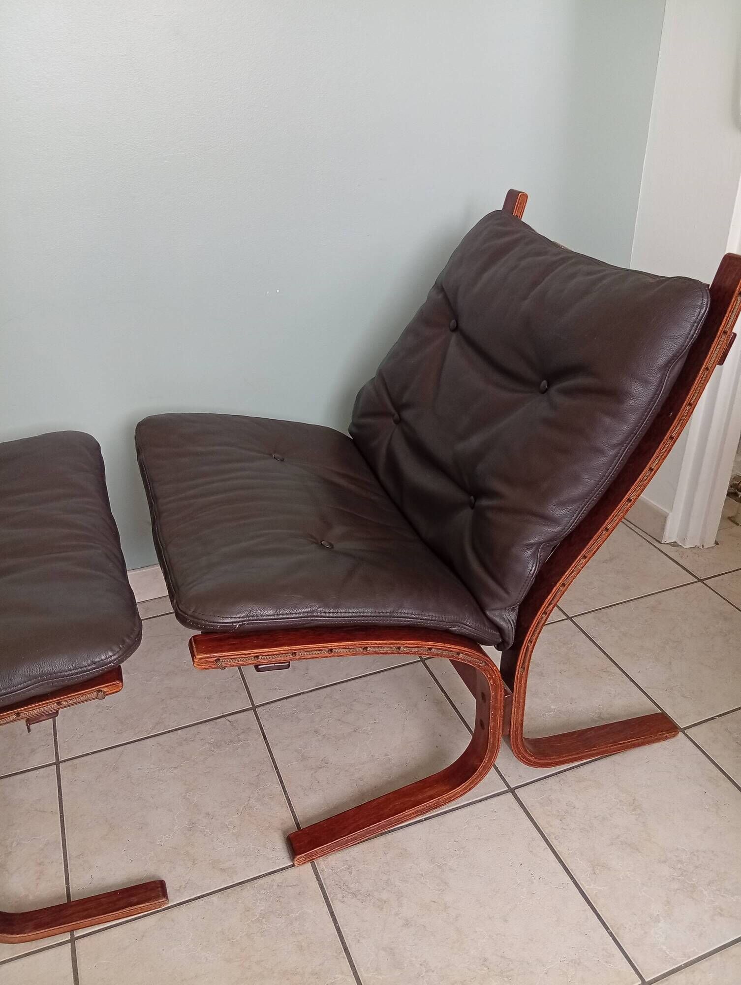Fauteuil Ingmar Relling chauffeuses et Ottoman bois vintage scandinave