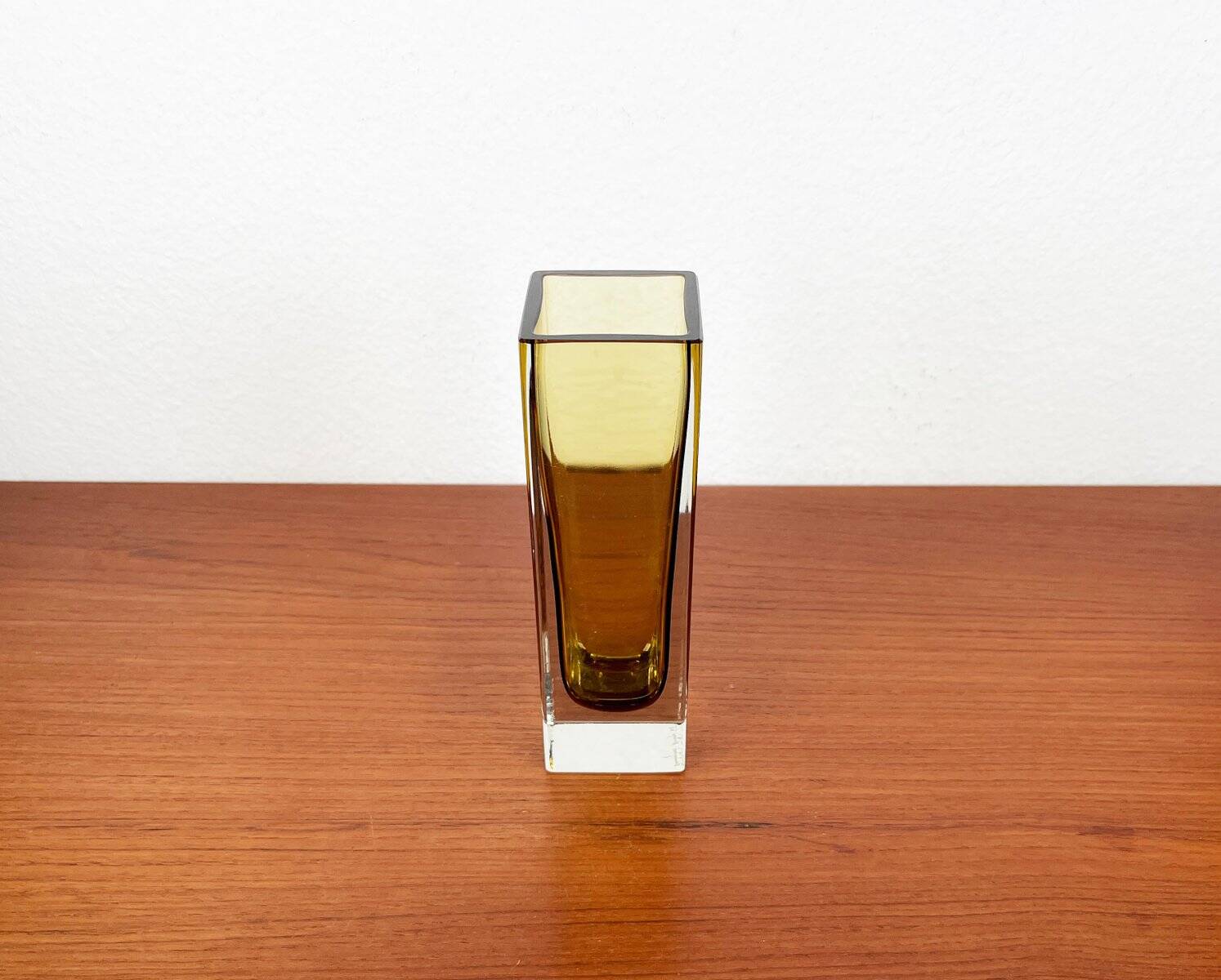 Minimalist Sommerso glass vase model Kf 296 from the mid-century by Kaj Franck for Nuutajärvi Notsjö, Finland, 1965.