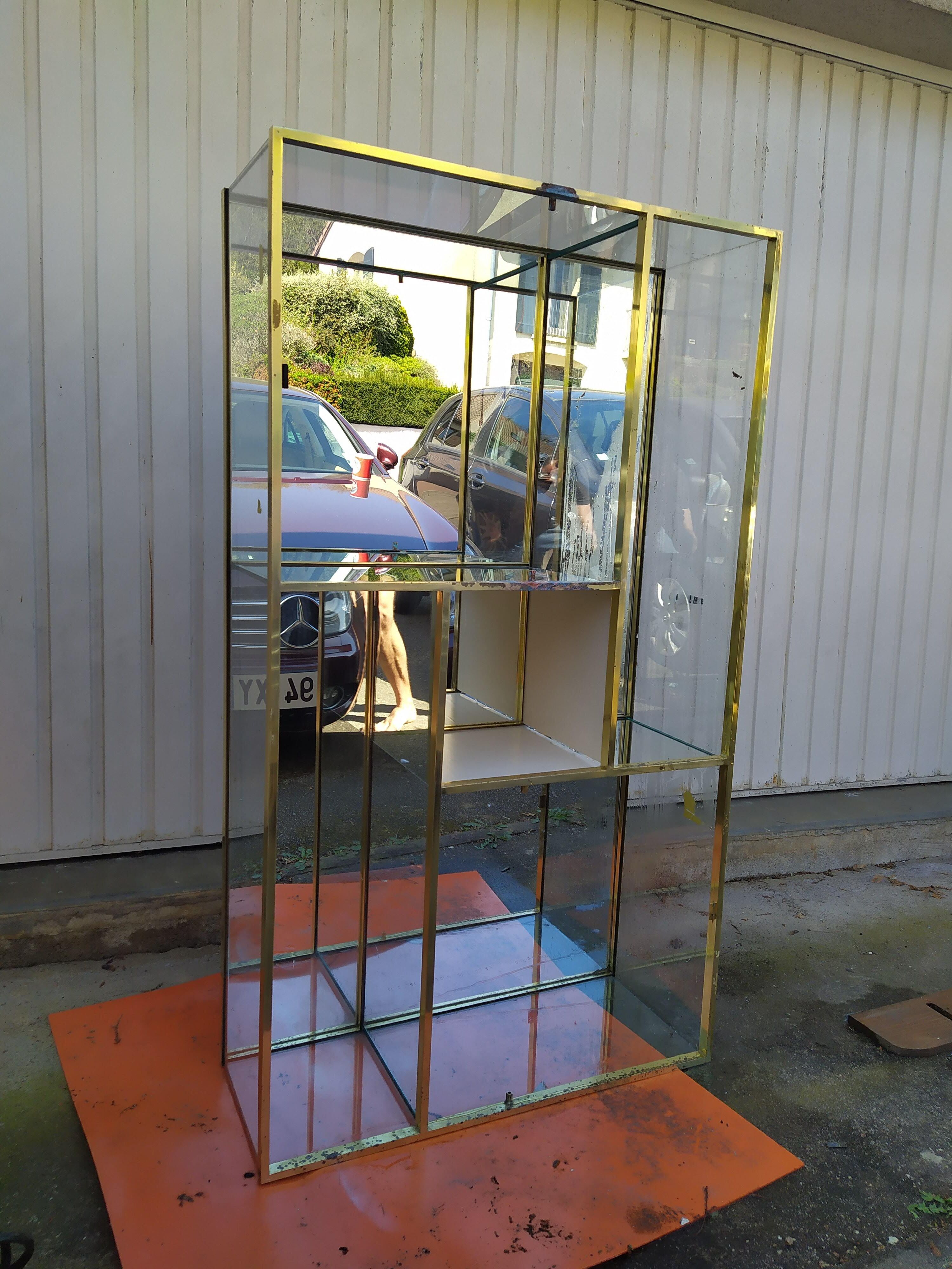 Showcase shelf, brass bar and mirror 70