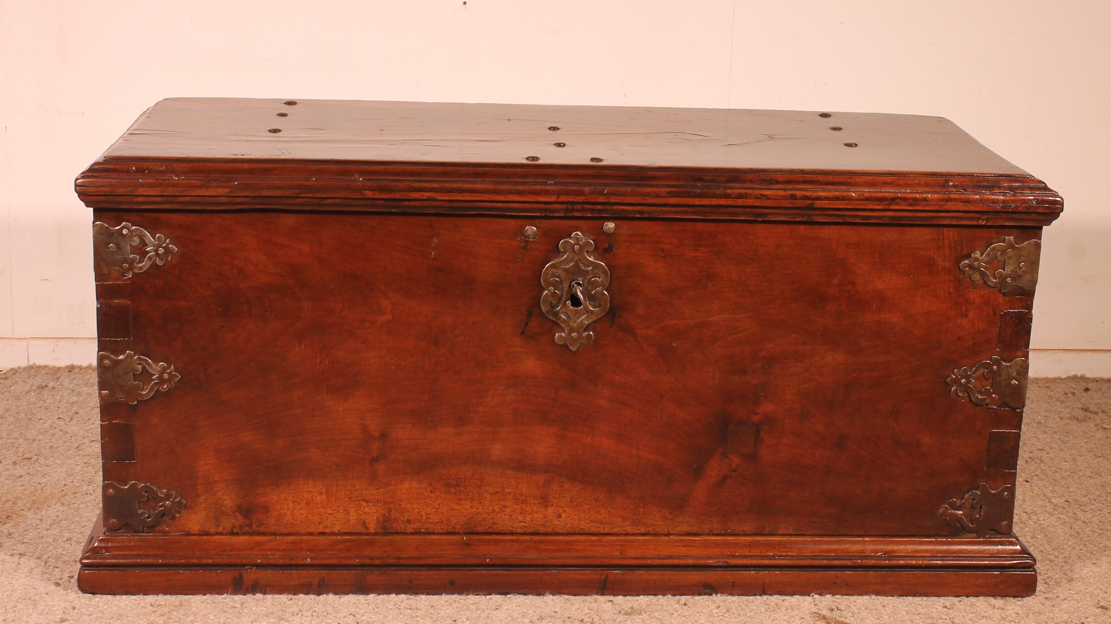 Spanish Renaissance chest in walnut - 16th century