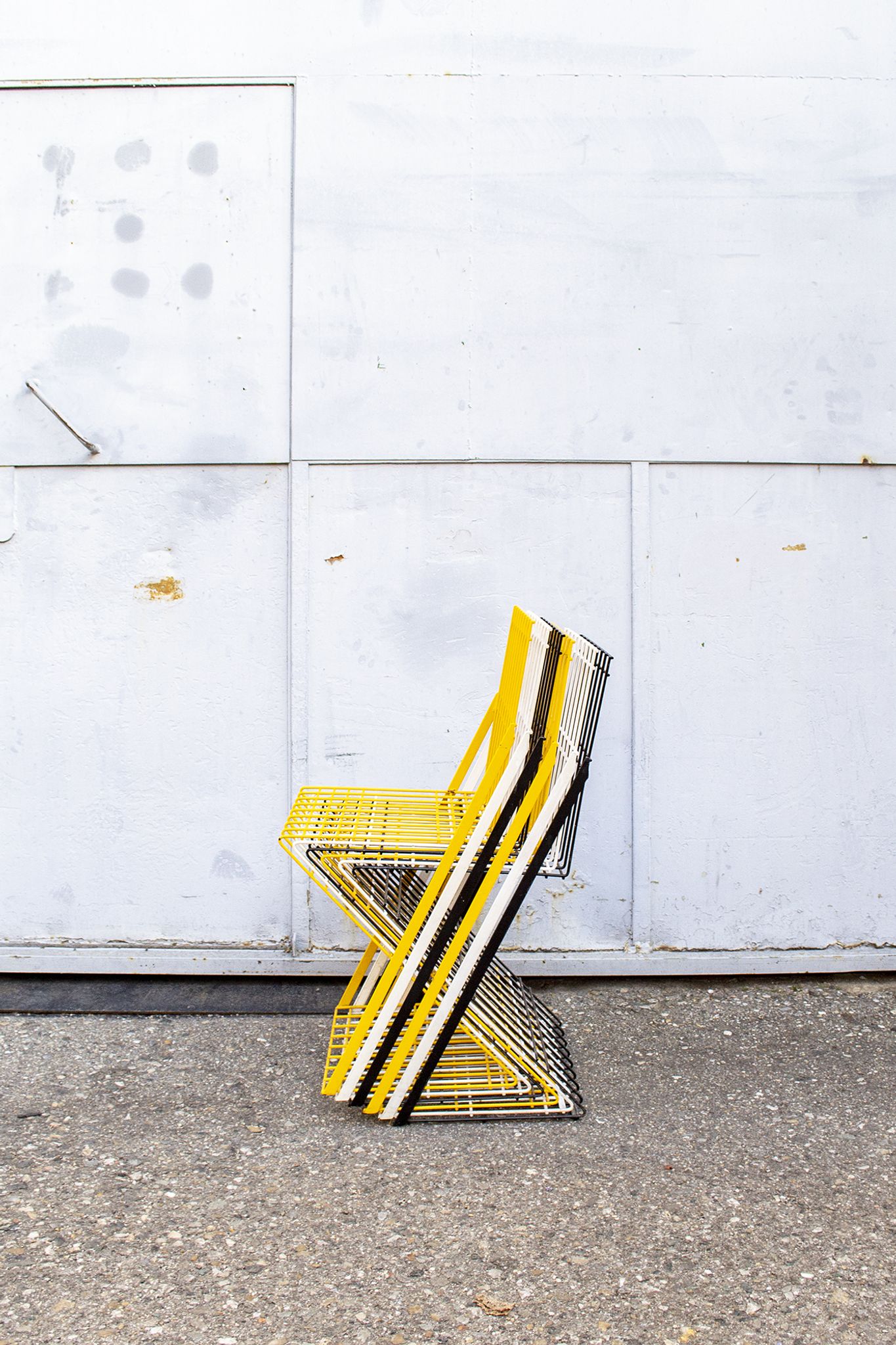 Chaises empilables en fer brutaliste Italie 70s