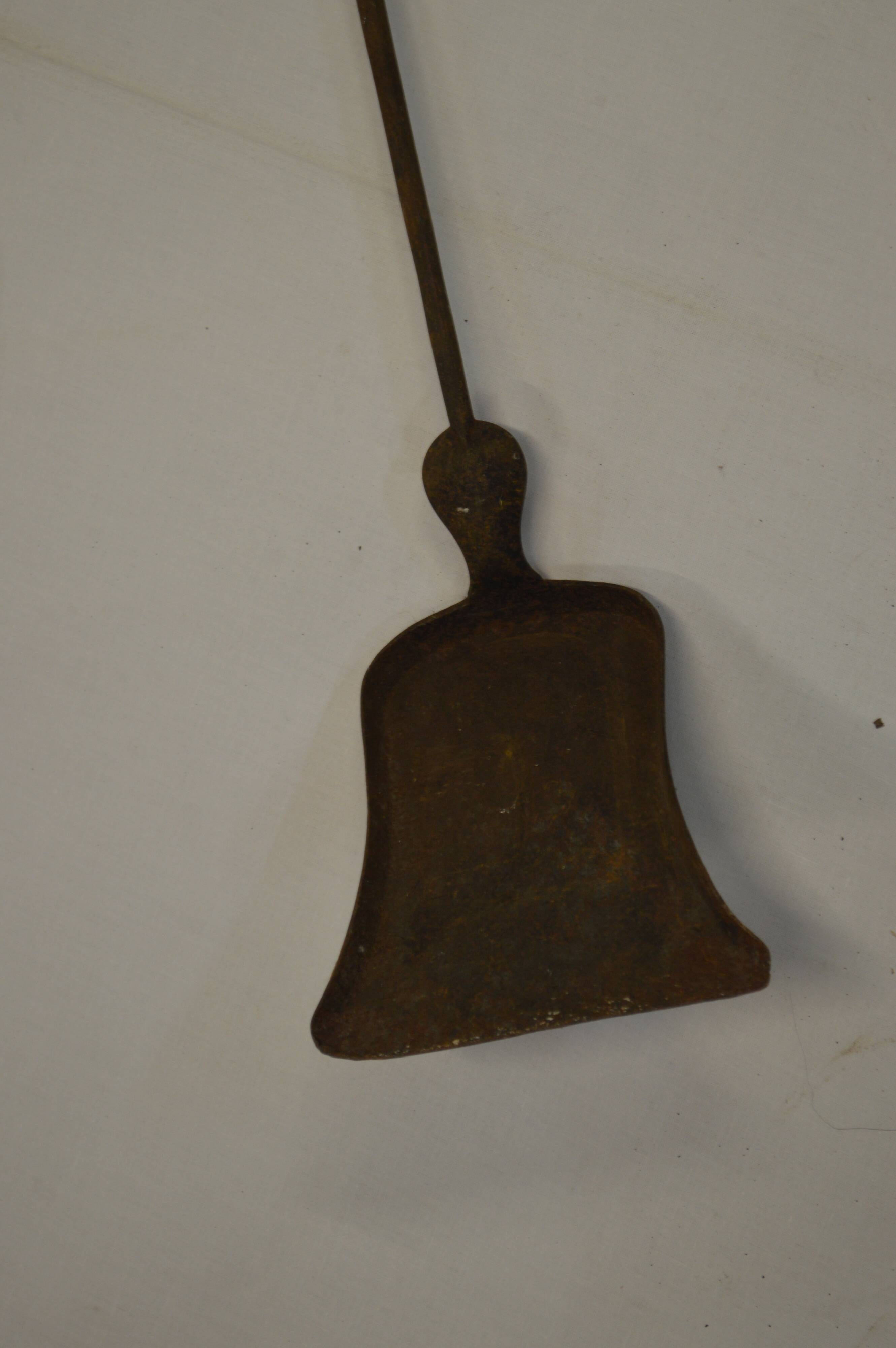 Pelle en fer forgé et laiton pour la cheminée