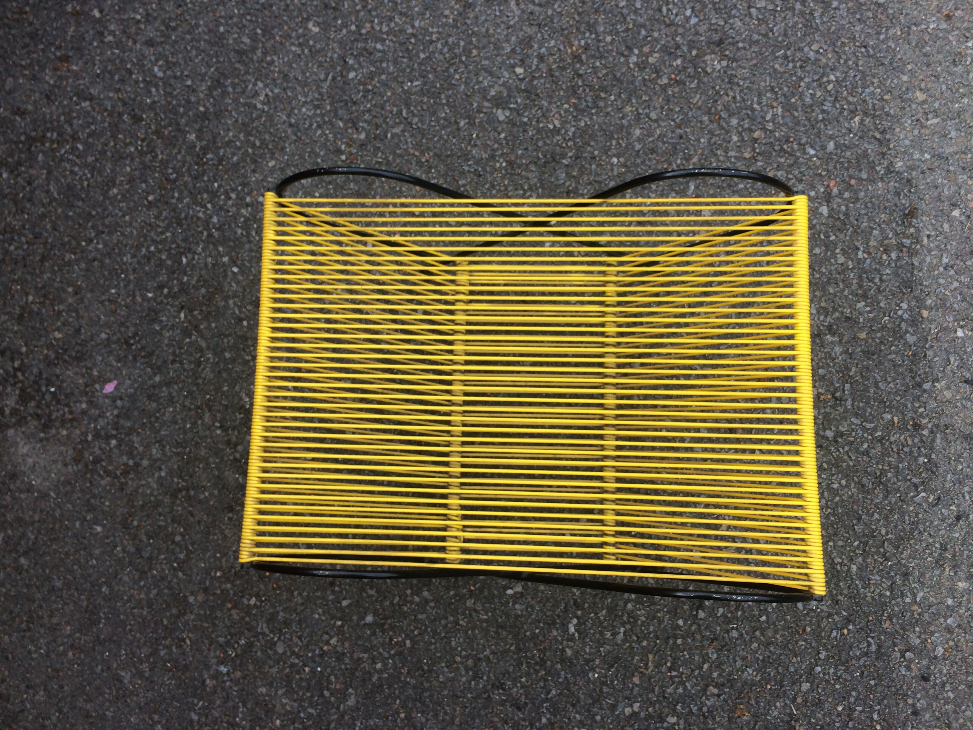 Range- disques vinyle en scoubidou jaune et fer forgé noir années 60