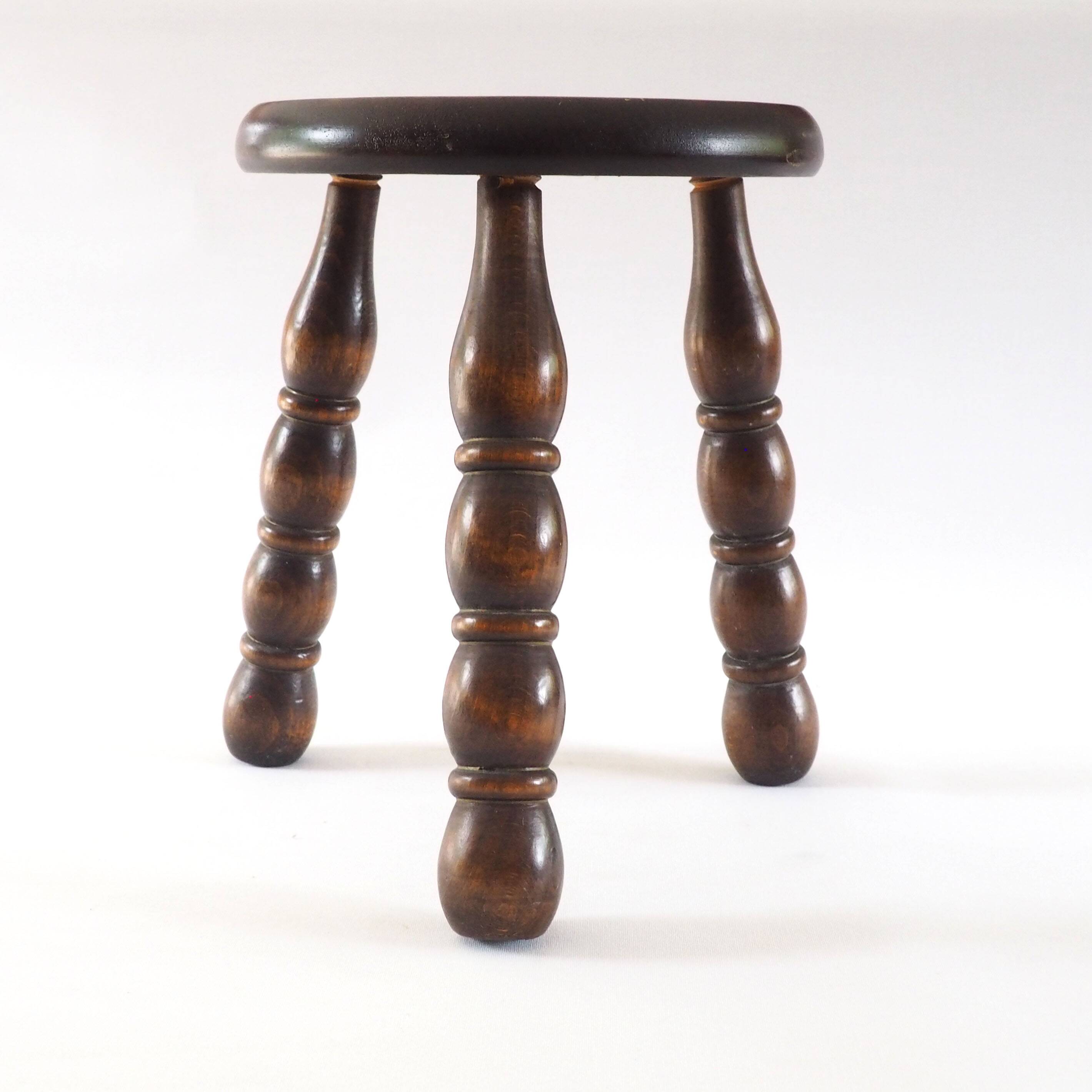 Tabouret tripode bois perlé