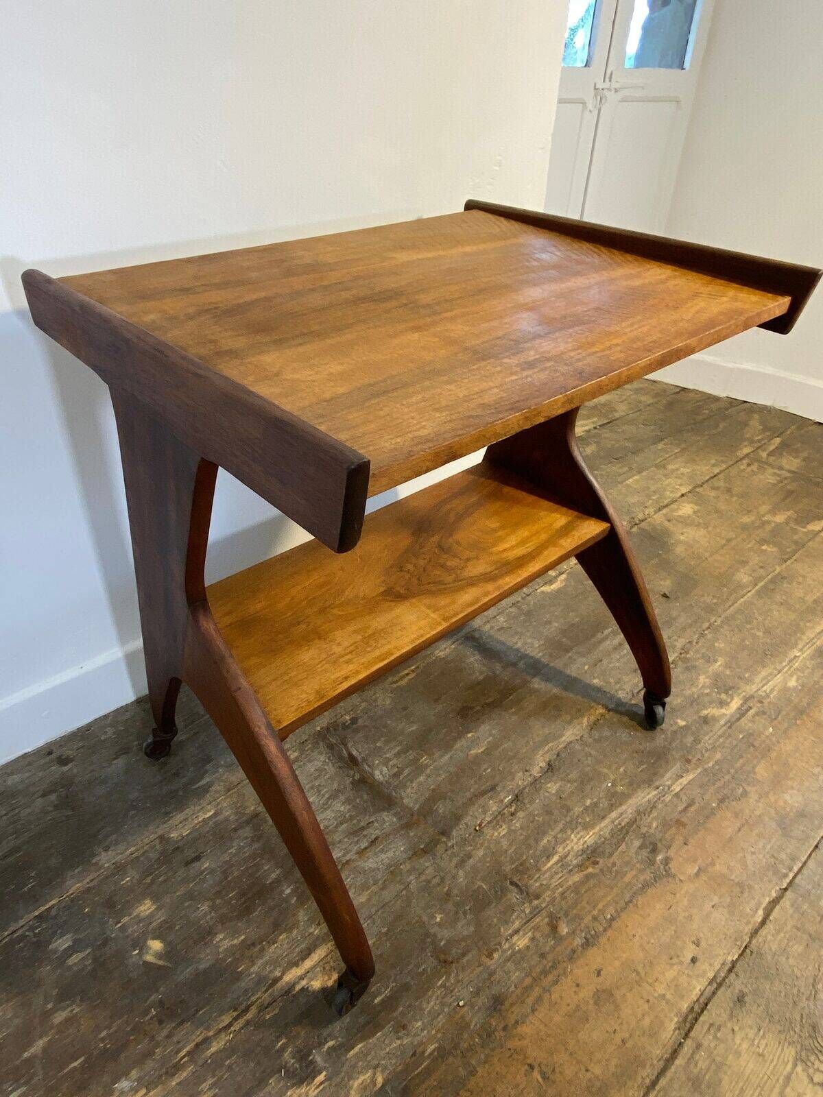 Table d'appoint sculpturale sur roulettes, bois massif, années 1950