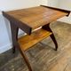 Table d'appoint sculpturale sur roulettes, bois massif, années 1950