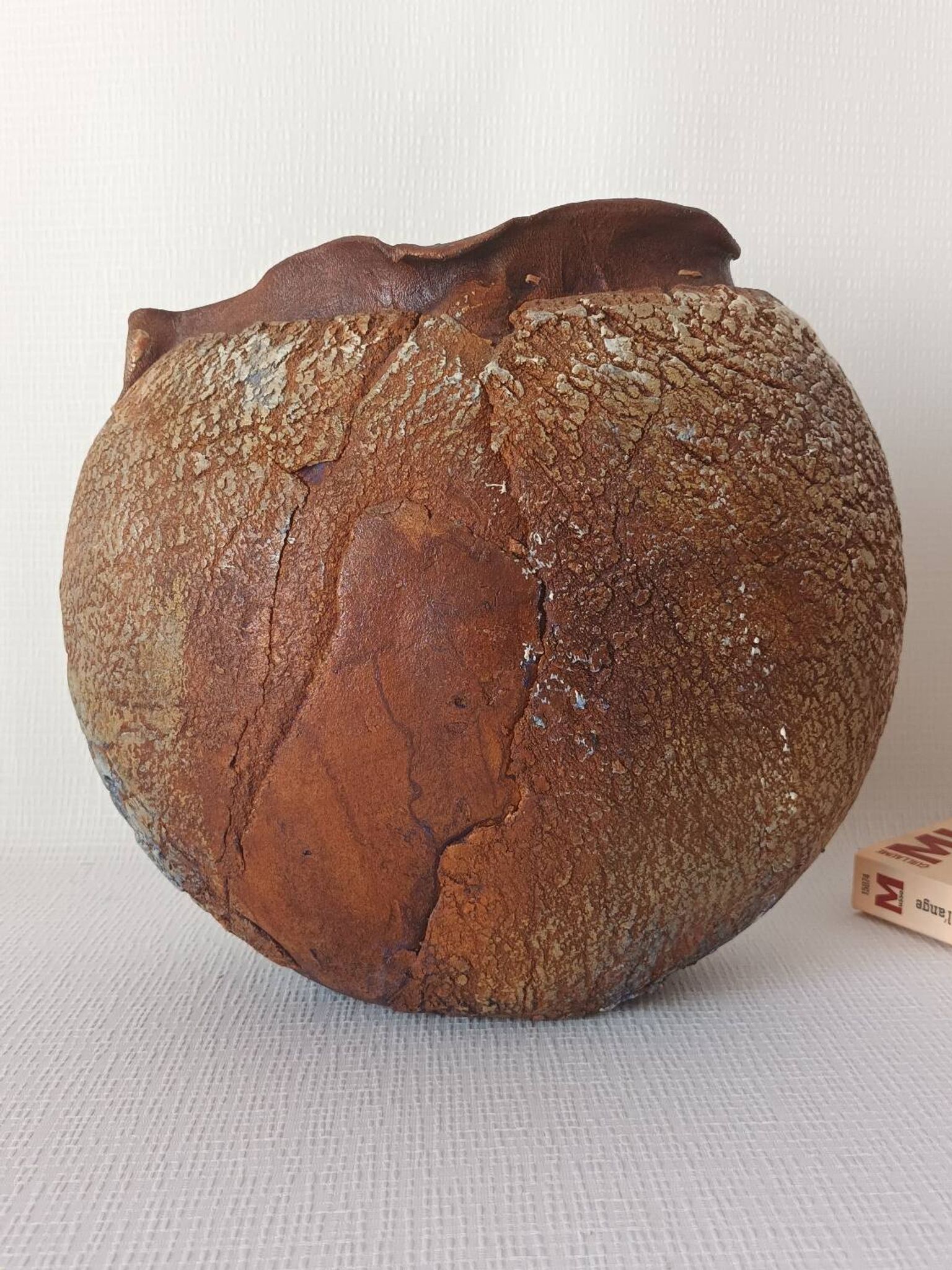Vase en terre cuite texturé signé