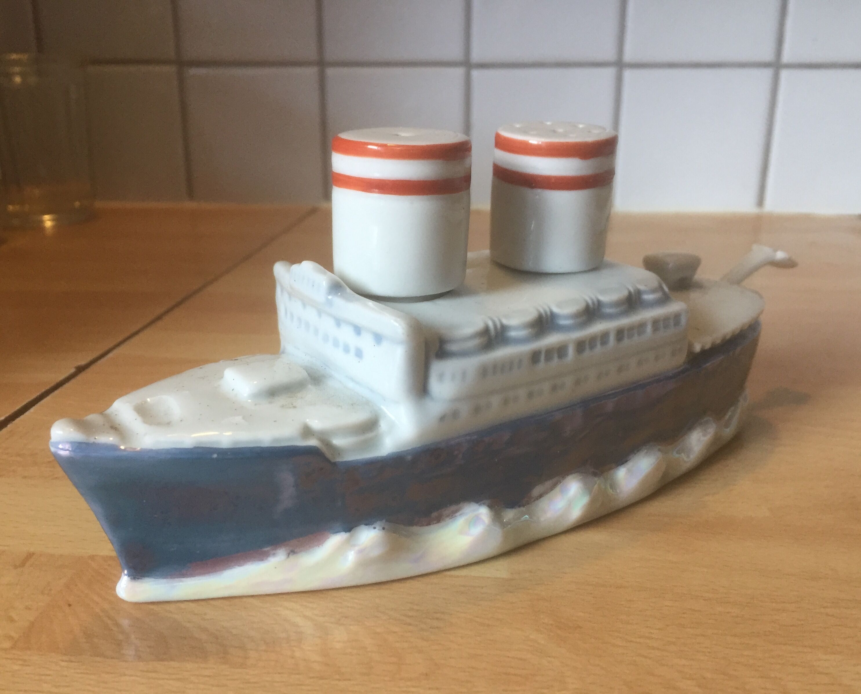Service condiments à paquebot, sel, poivre, moutarde, porcelaine irisée, vintage