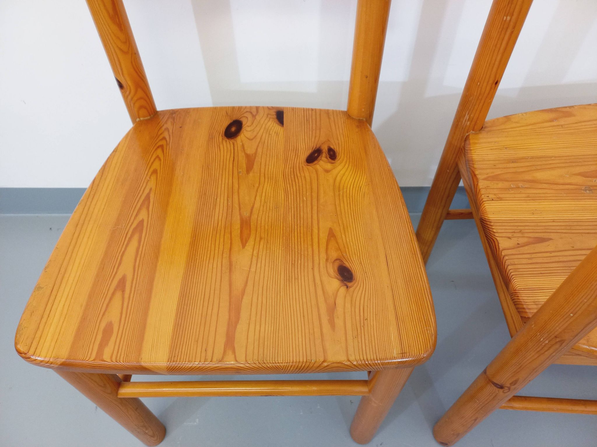 Suite of a round table with extension and 4 vintage pine chairs from the 60s and 70s