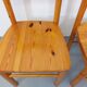 Suite d’une table ronde avec rallonge et 4 chaises vintage en pin des années 60 70