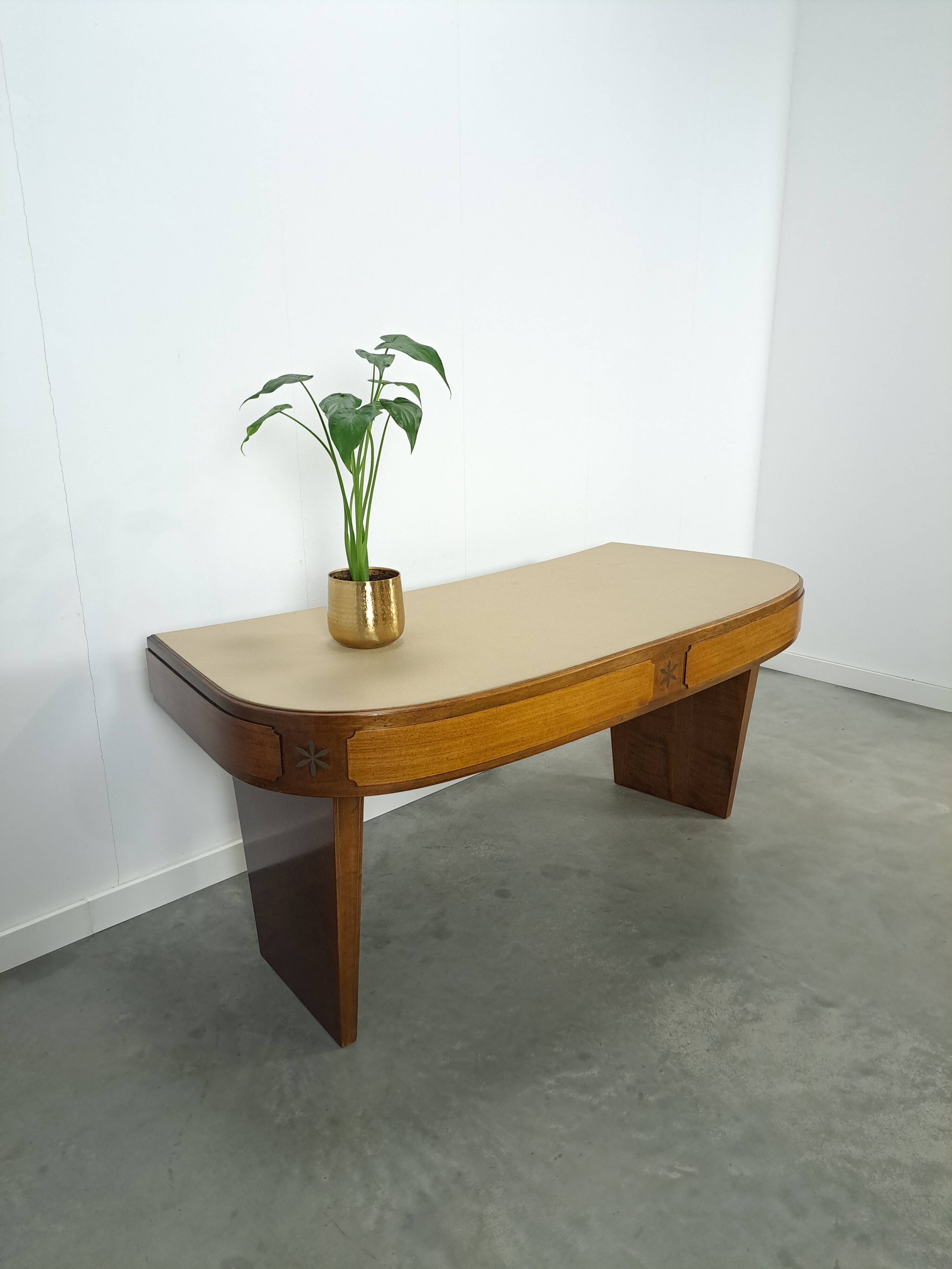 Vrijstaand Art Deco bureau met licht blad en lades