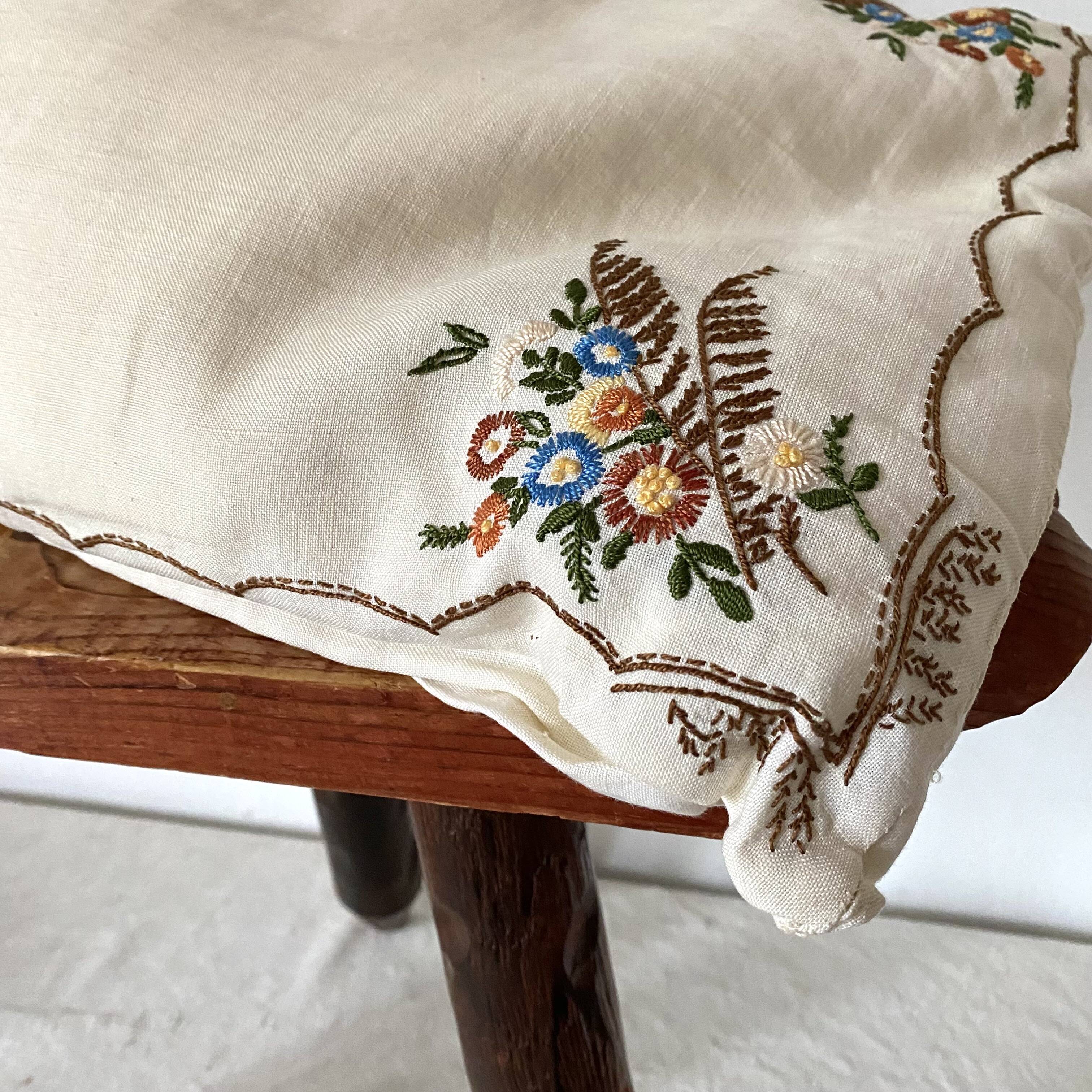 Coussin ancien en lin brodé
