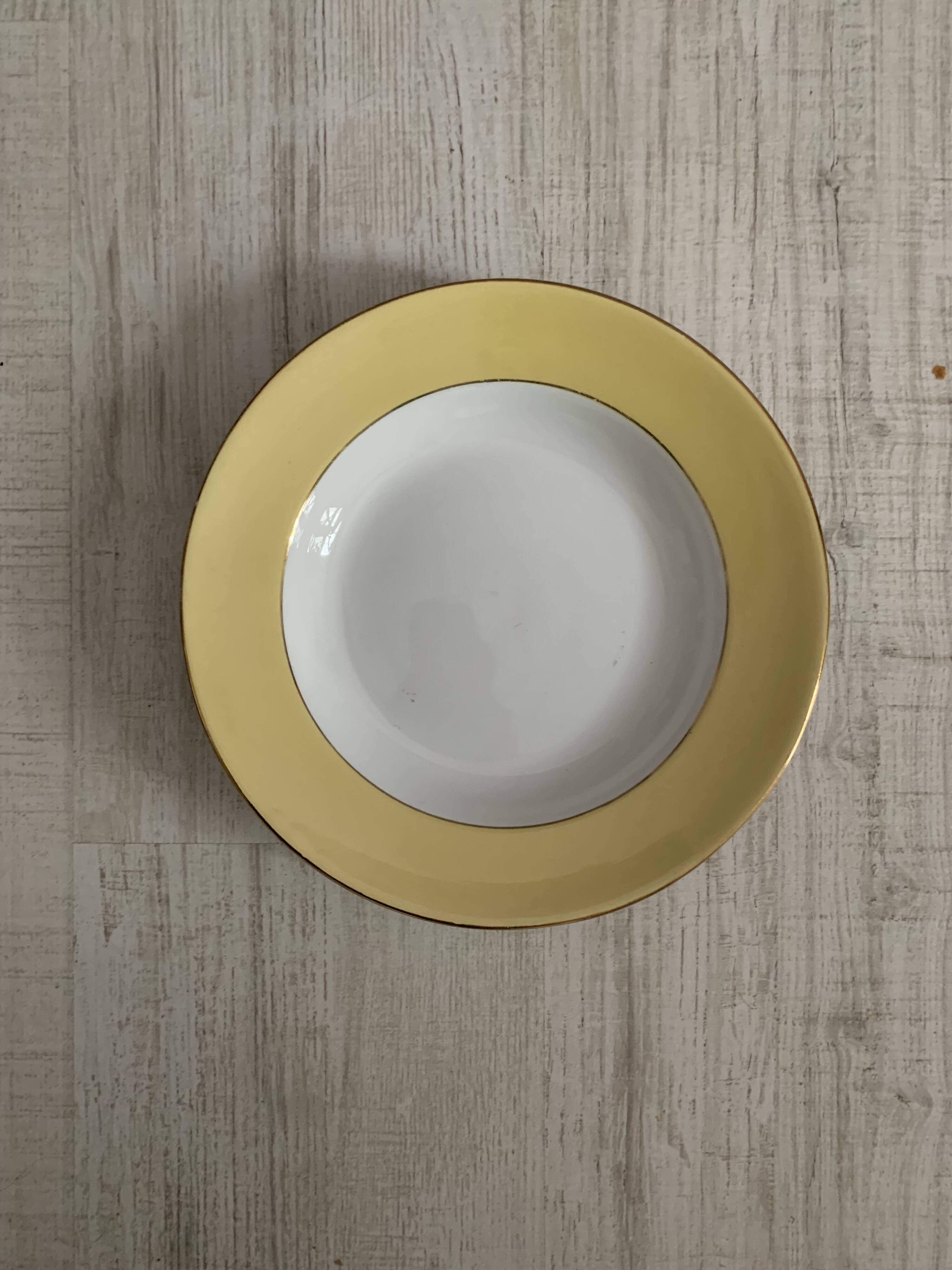 White and pastel yellow Amandinoise plates