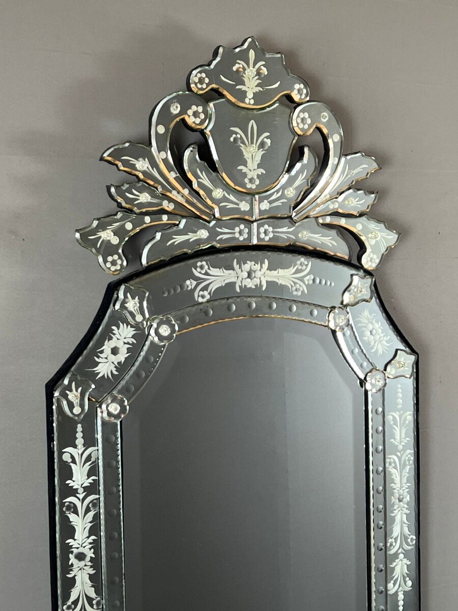 Venetian mirror engraved with floral decoration, 20th century