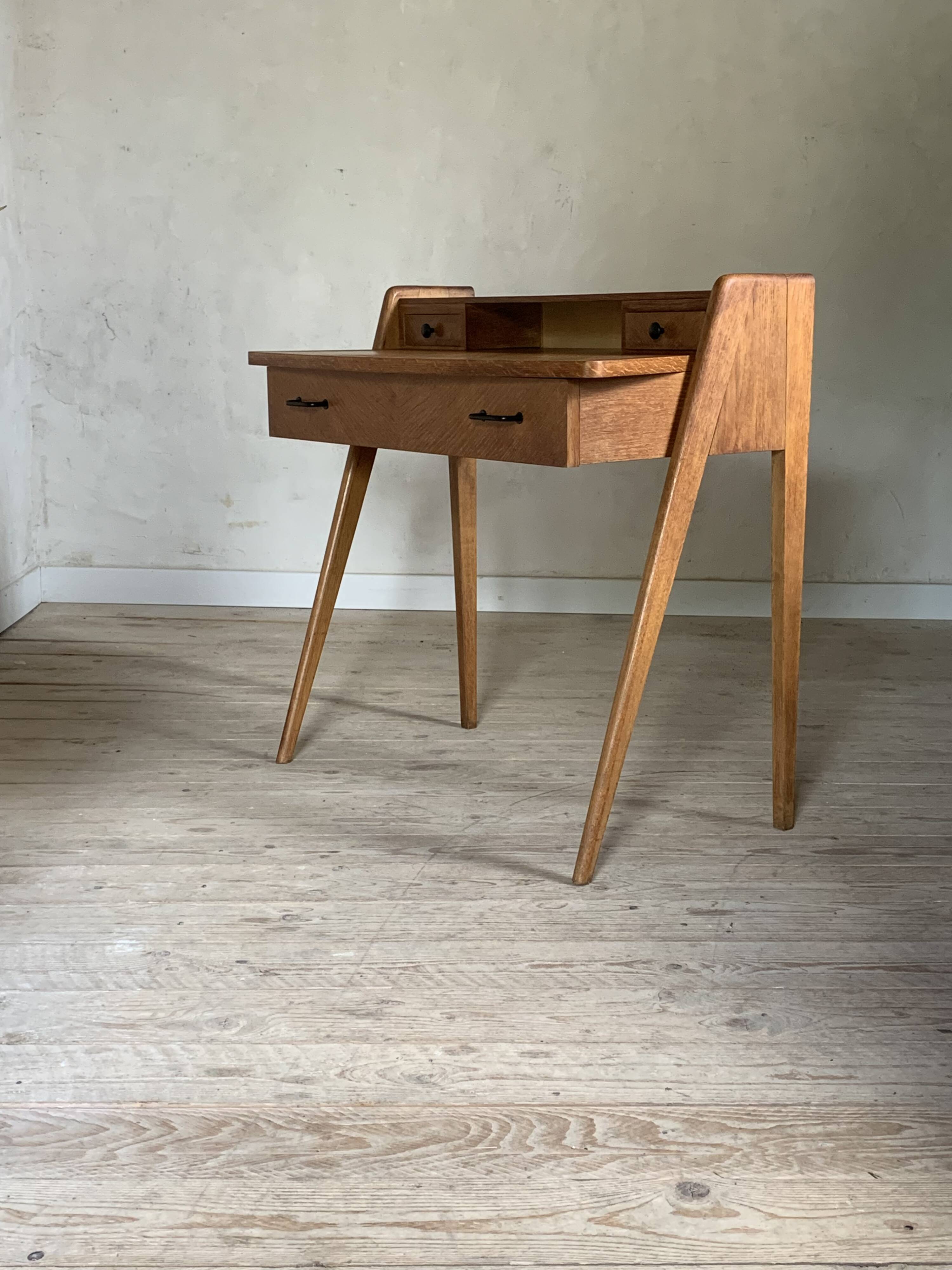 Foot oak writing desk
