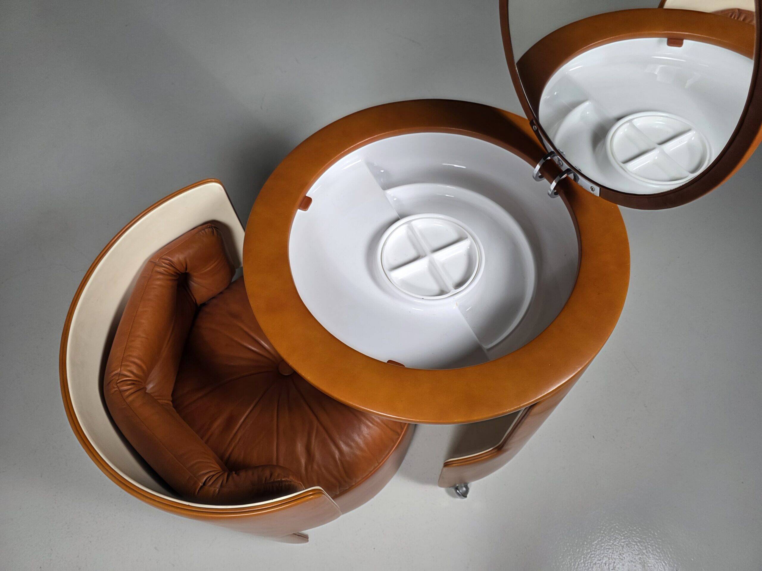 Dilly Dally vanity set by Luigi Massoni for Poltrona Frau