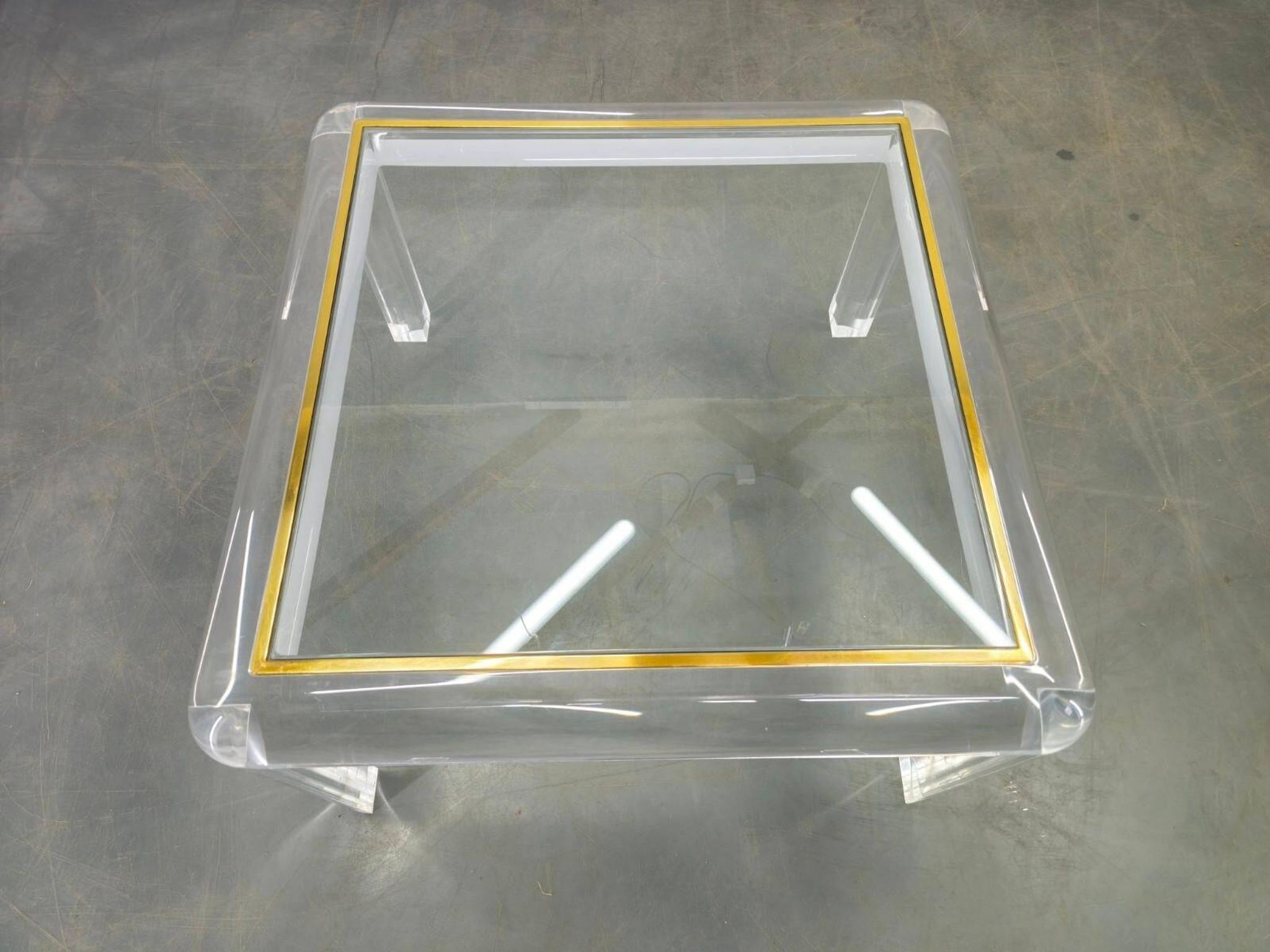 Table basse en acrylique, laiton et verre italienne, années 1980