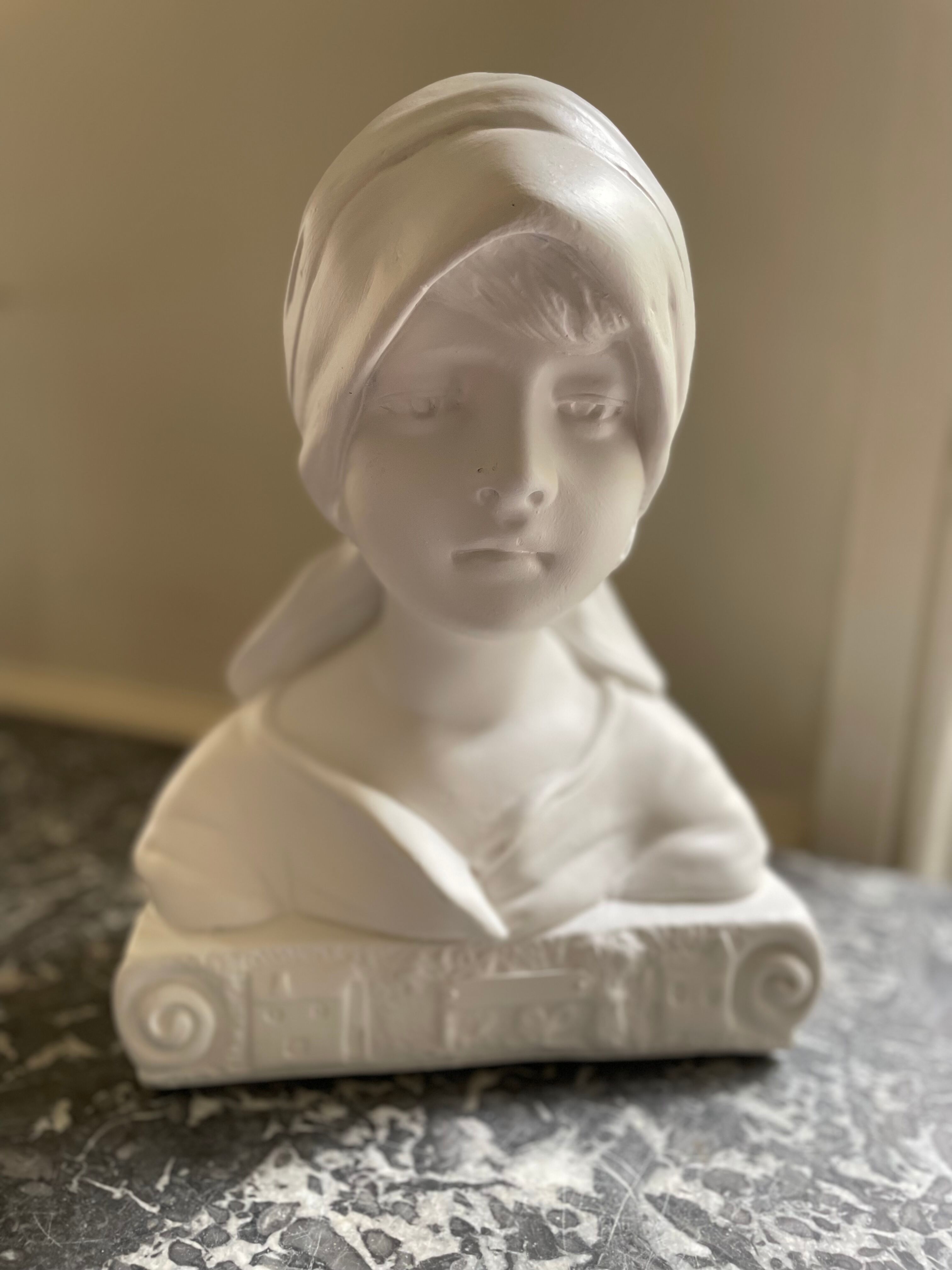 Buste de jeune fille en plâtre