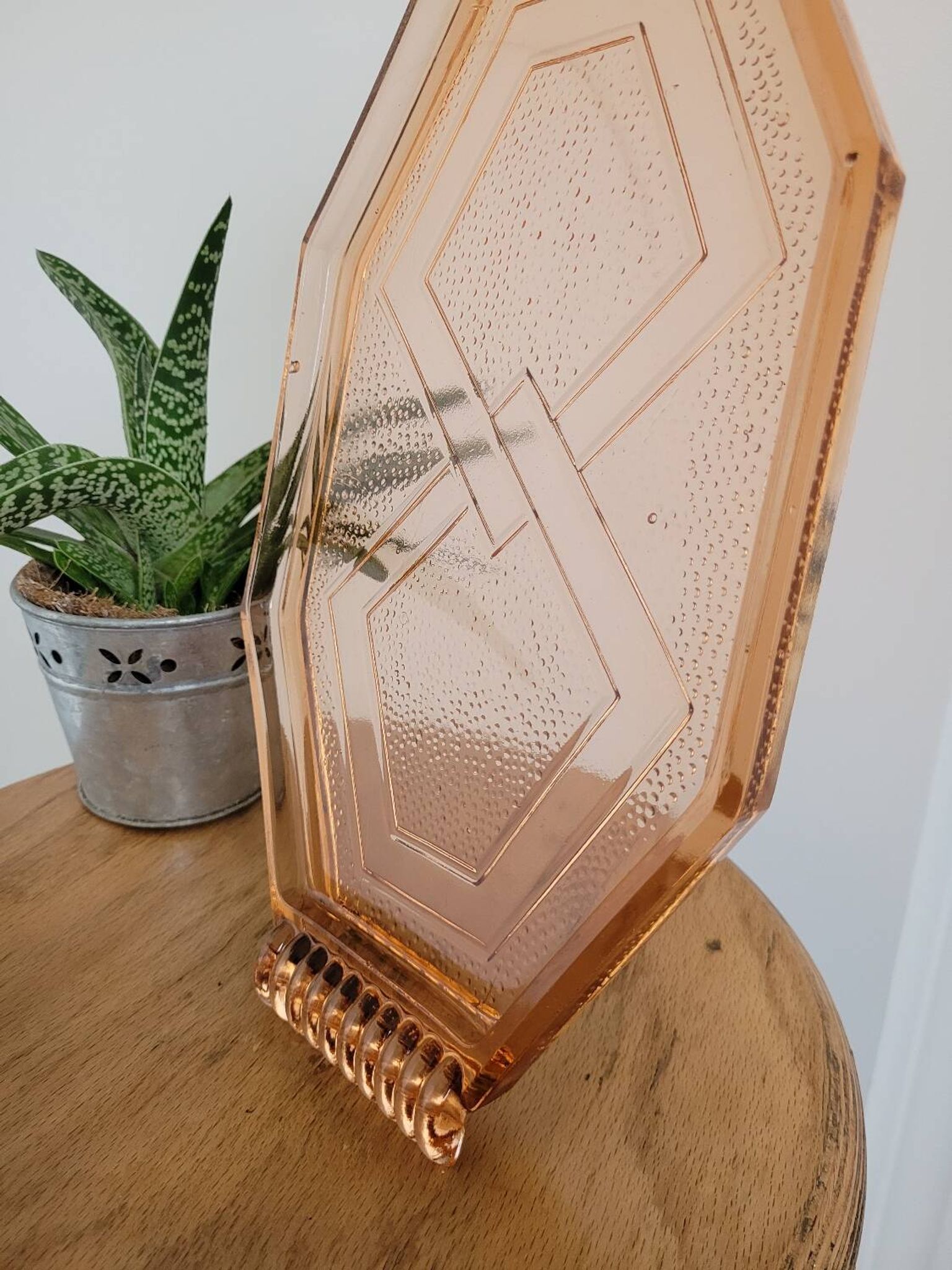 Plateau hexagonal en verre rose art déco