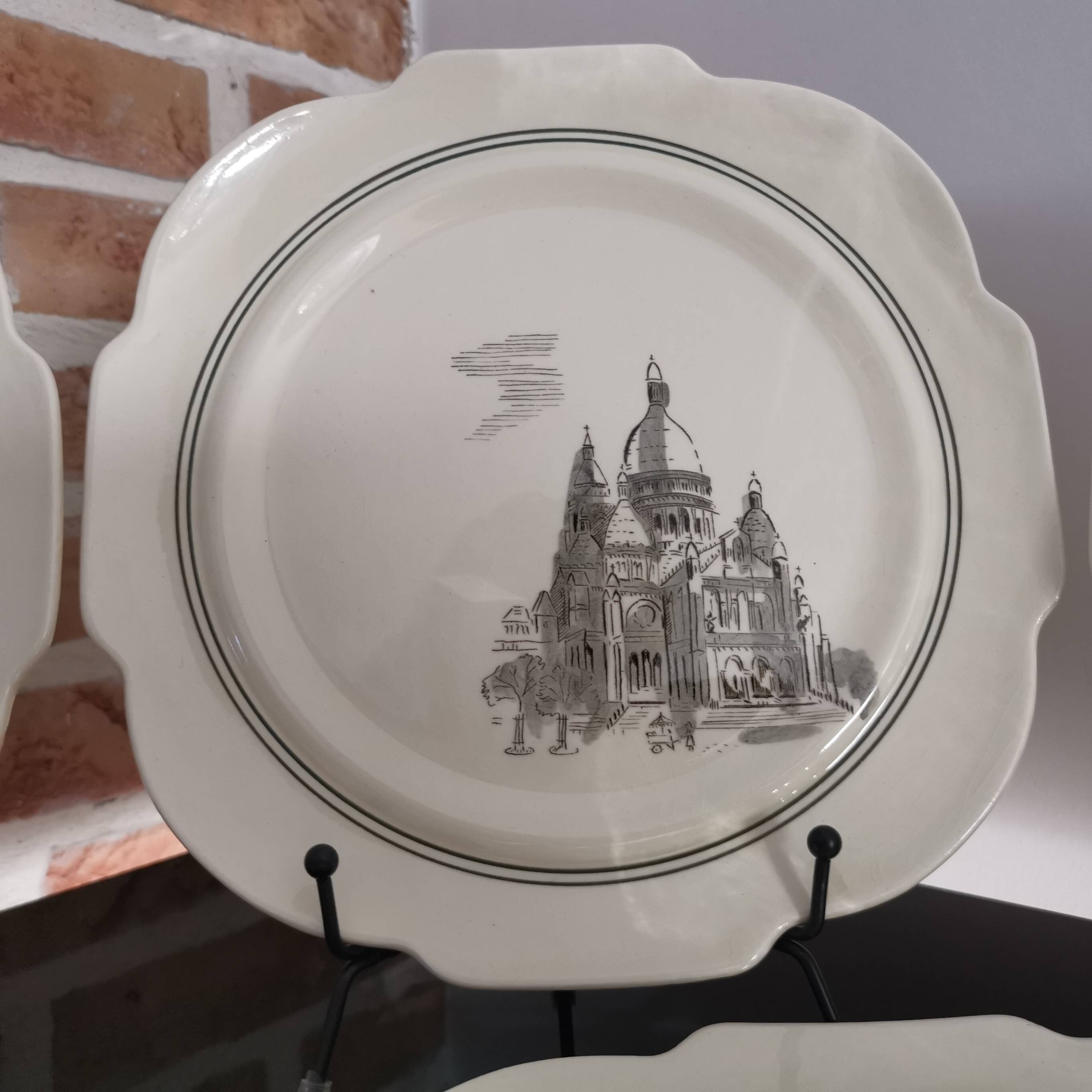 Série de 12 assiettes à dessert et son plateau à gâteaux Gien Paris Monuments