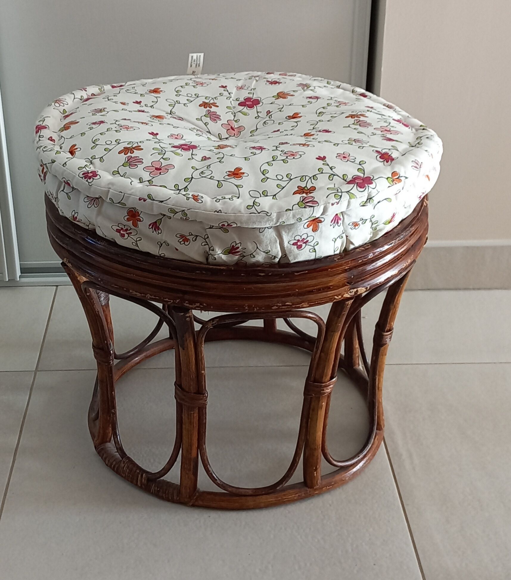 Pouf, footrest in varnished rattan with cushion