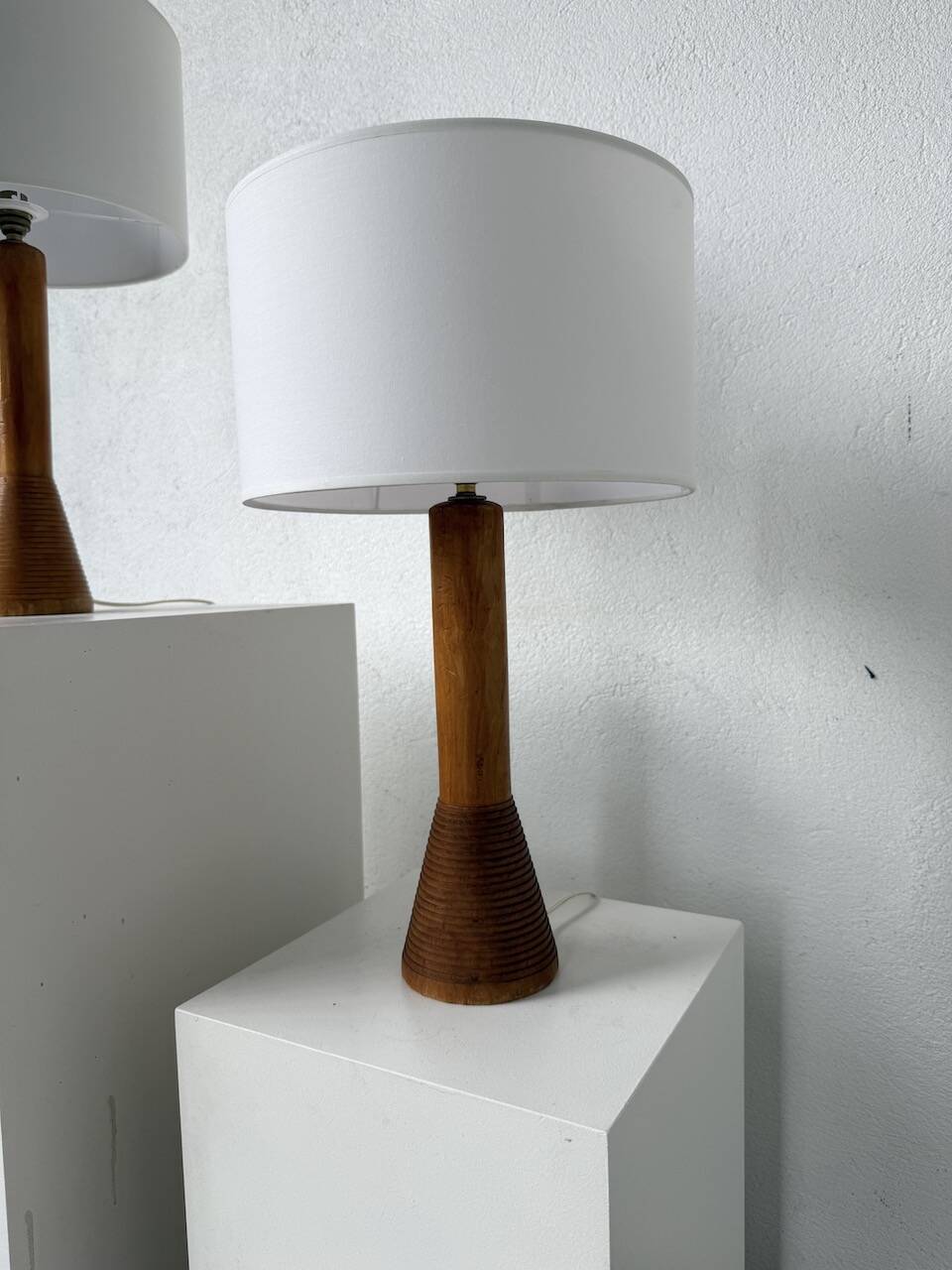 Paire de lampes de table bois chêne années 50
