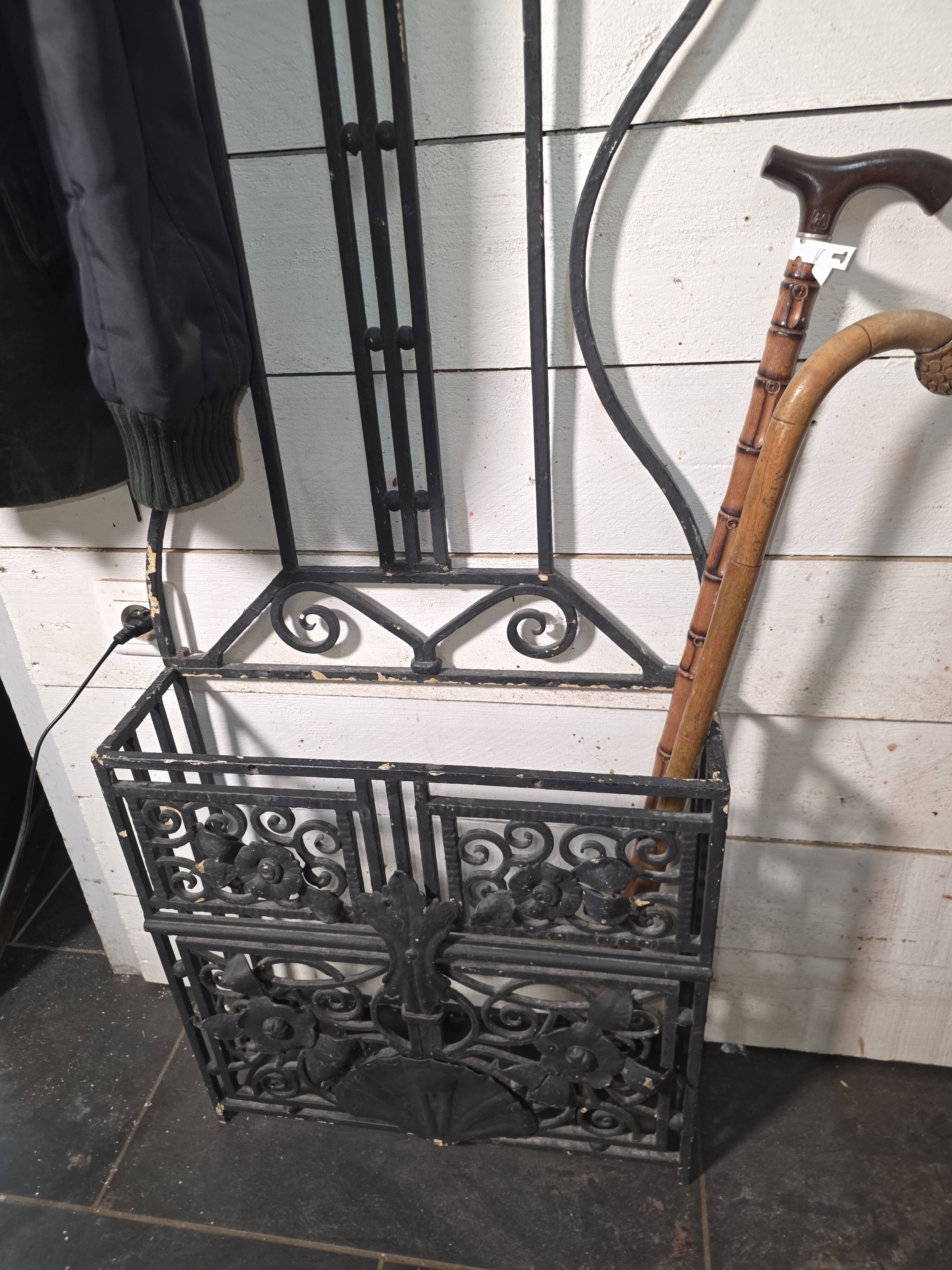 Art Deco coat rack wardrobe in wrought iron from the 1930s.