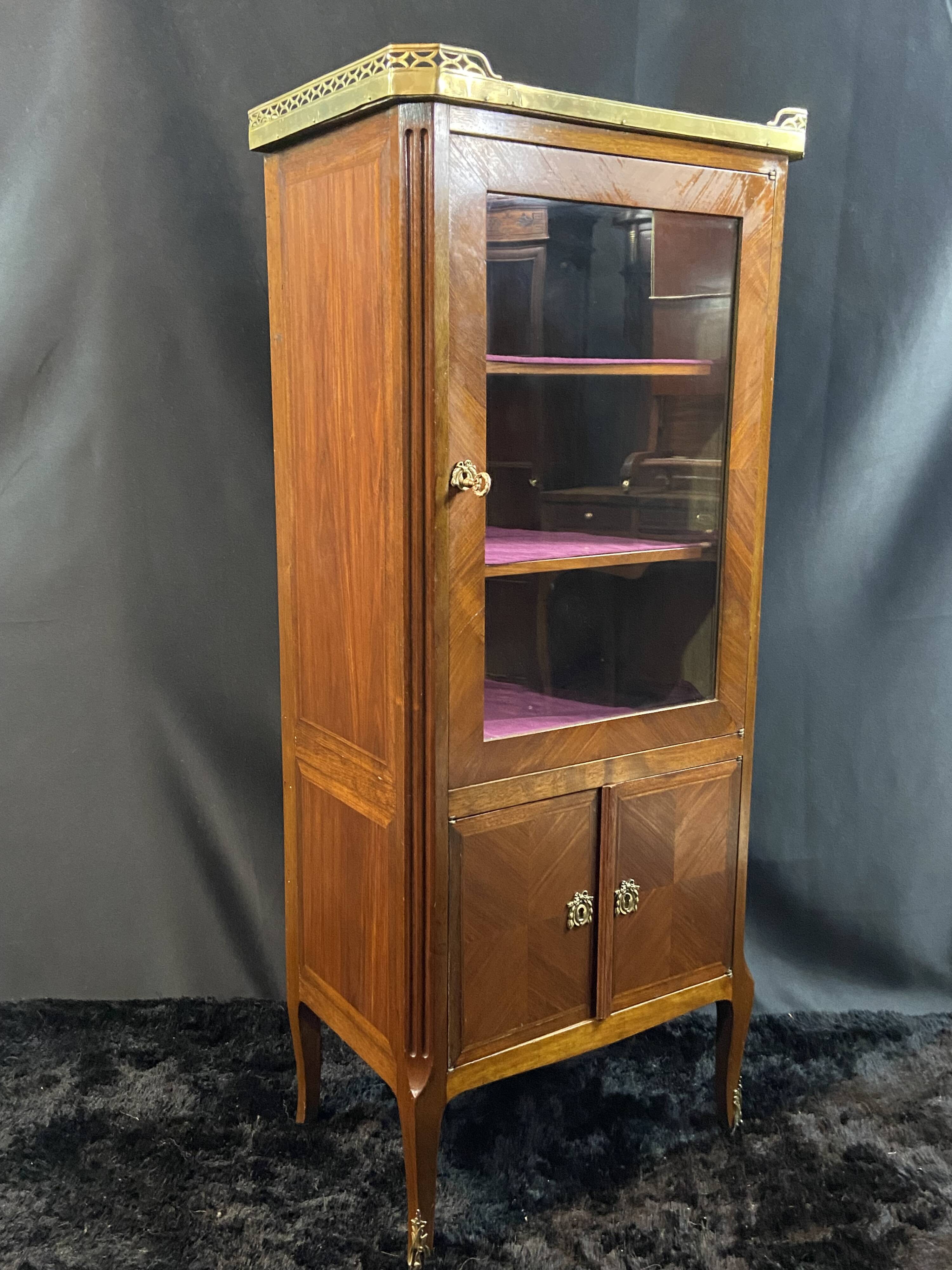Small 19th-century display cabinet in the Transition style between Louis XV and Louis XVI.