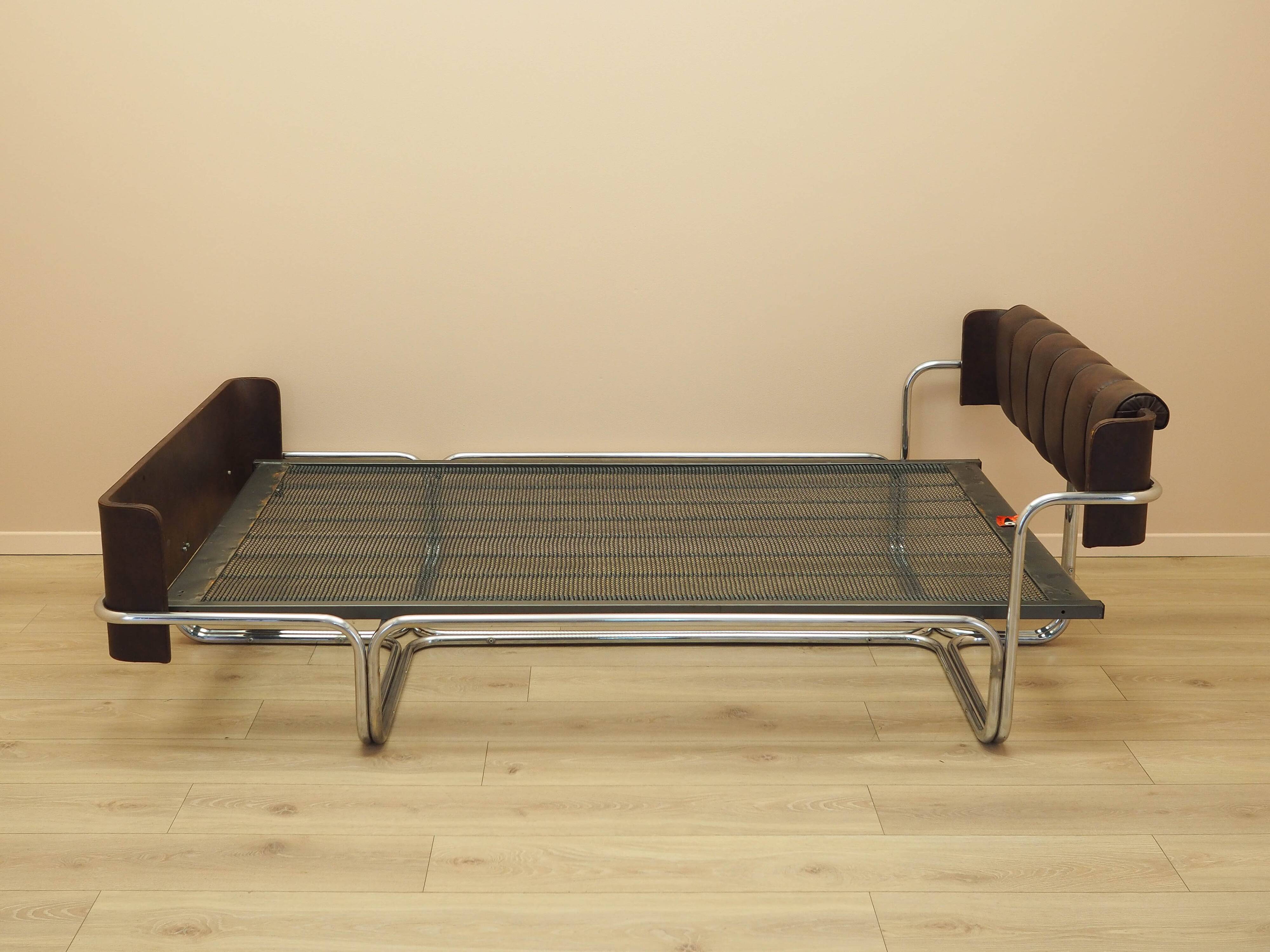 Bedroom bed, Italian design, 1980s, production: Italy