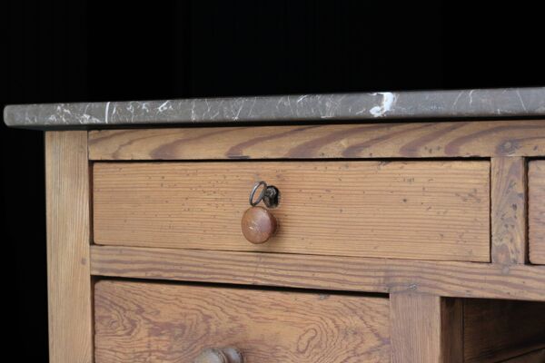 Exceptionnel comptoir de pharmacie en pin massif et marbre (19eme).