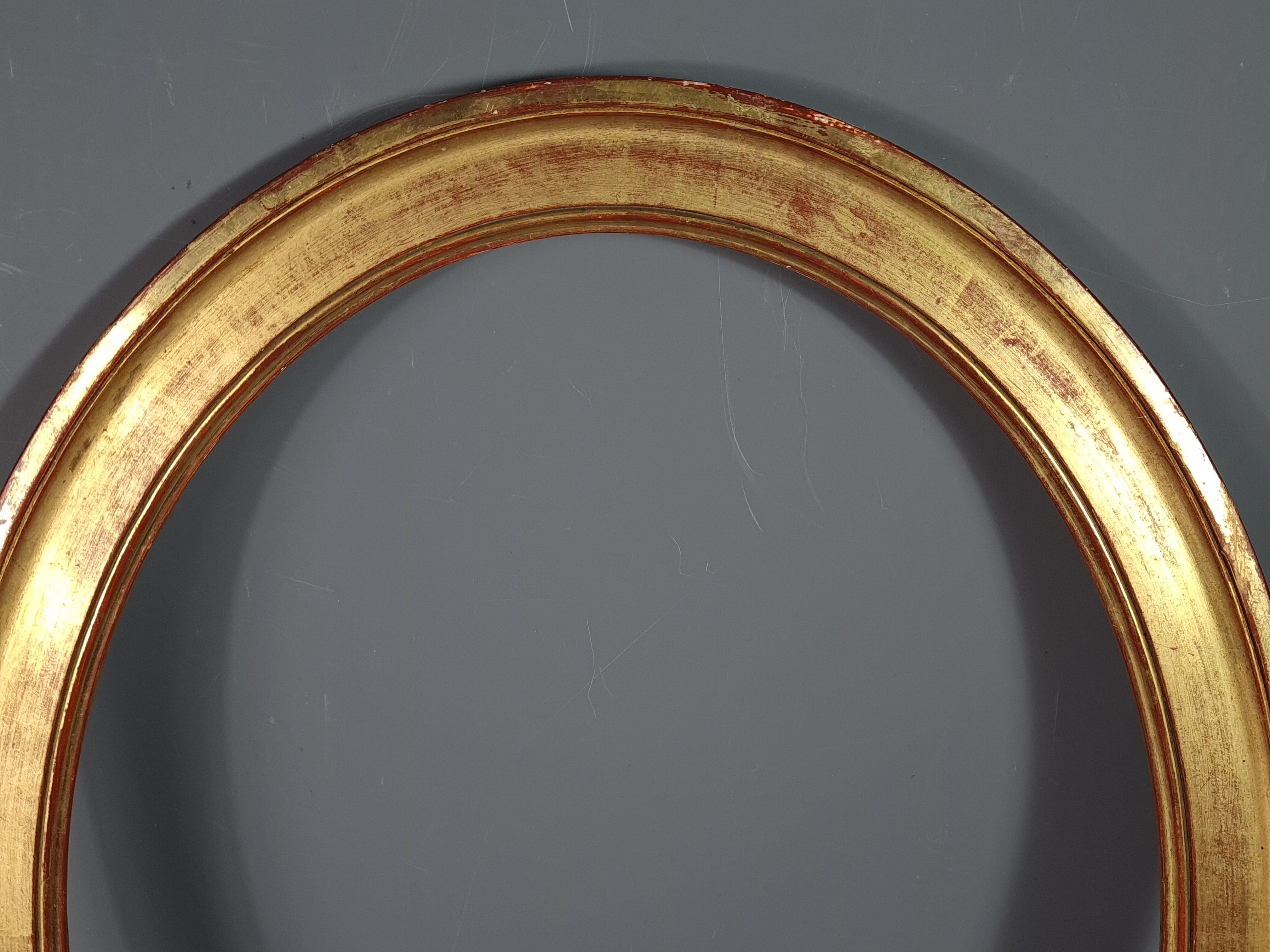 Old oval frame gilded wood with gold leaf 58.5x48.5 cm, foliage 49.8x40.8 cm SB