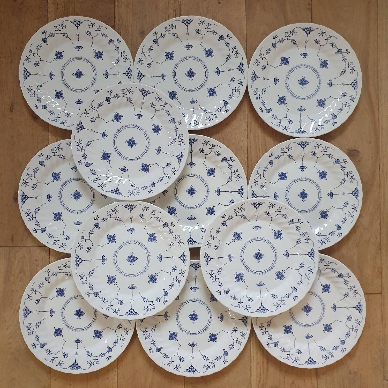 12 English porcelain plates Churchill Finlandia